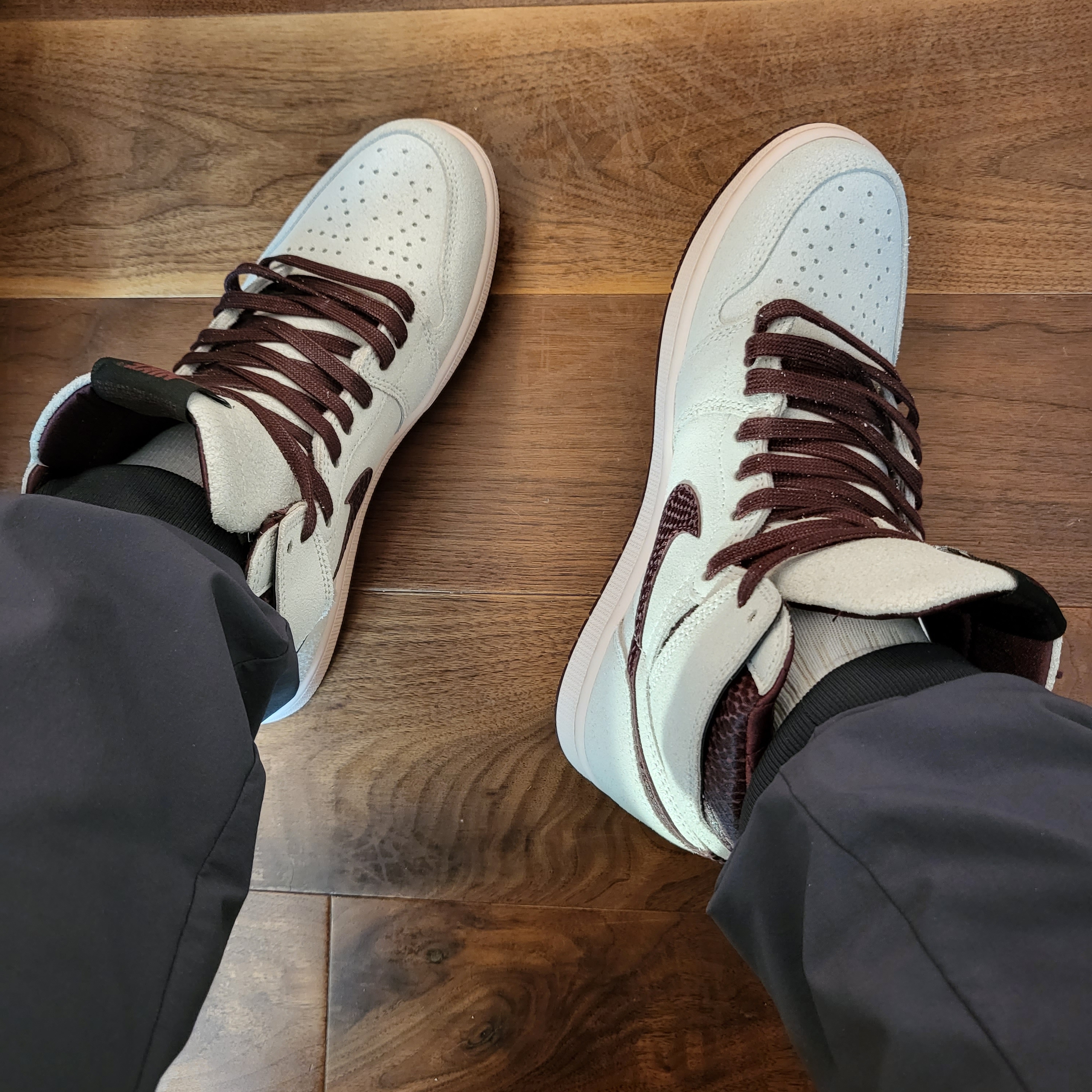 Jordan 1 x A Ma Maniere Retro High OG SP Sail and Burgundy 착용 스타일