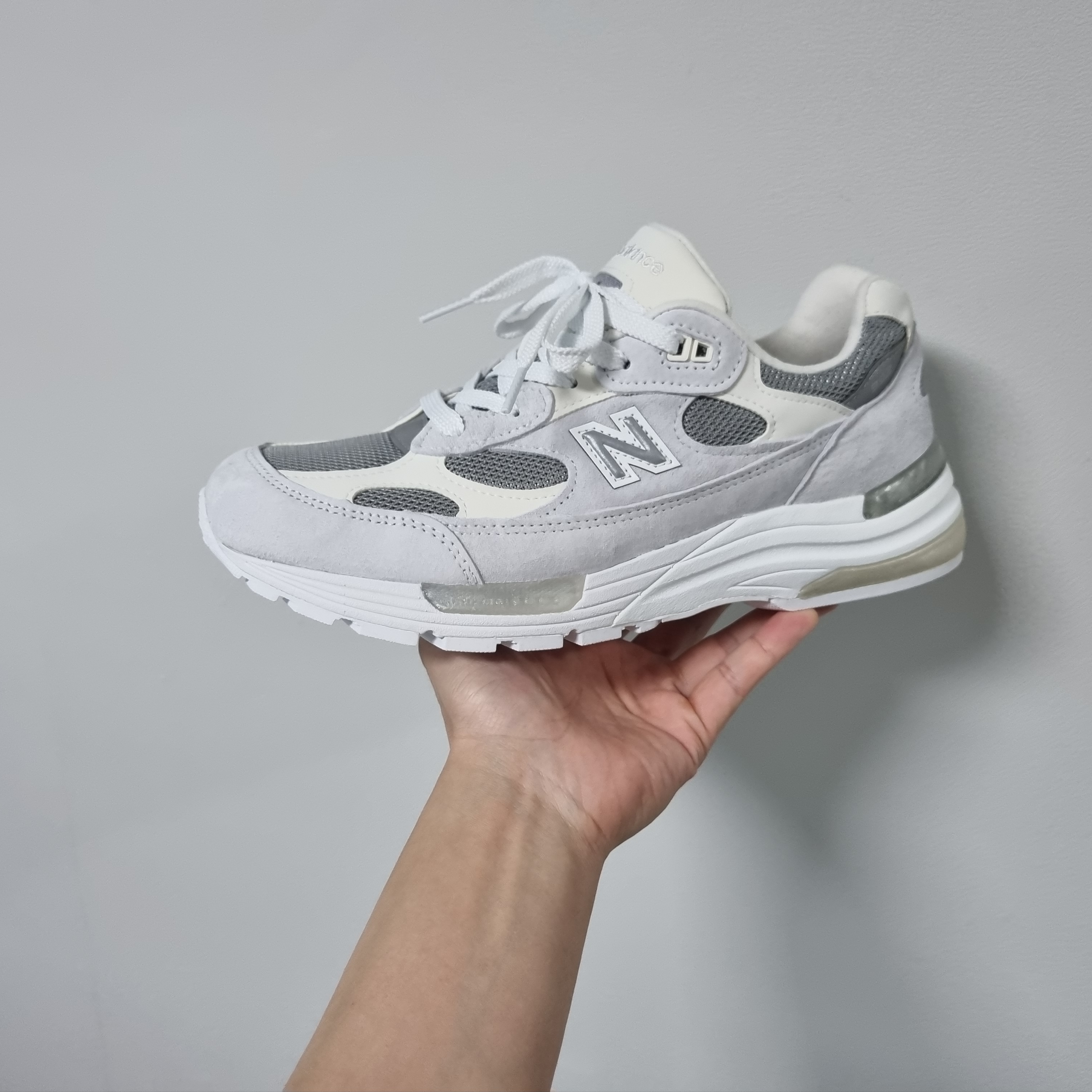 New Balance 992 Made in USA White Silver 착용 스타일 - 2
