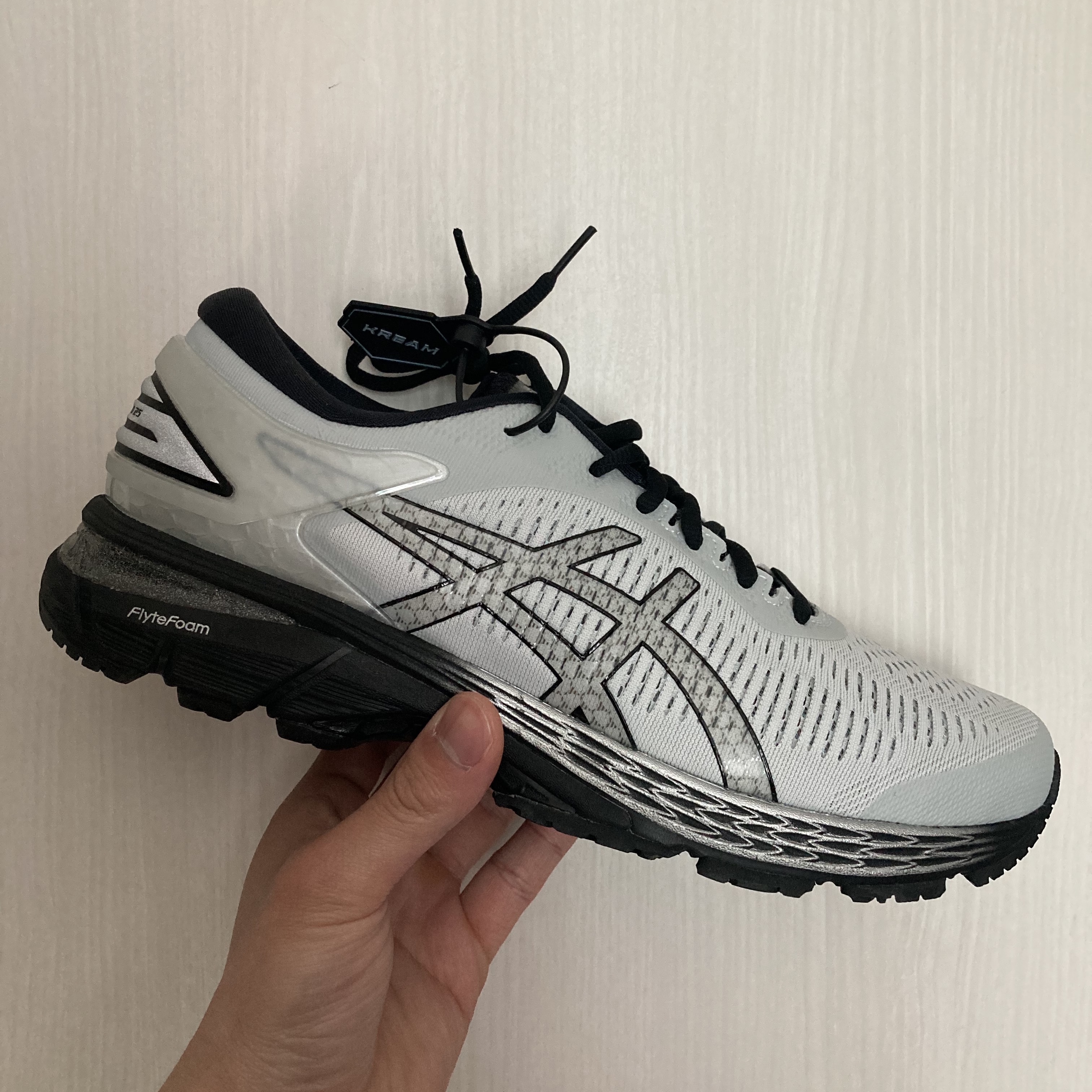 Asics Gel-Kayano 25 Glacier Grey 착용 스타일