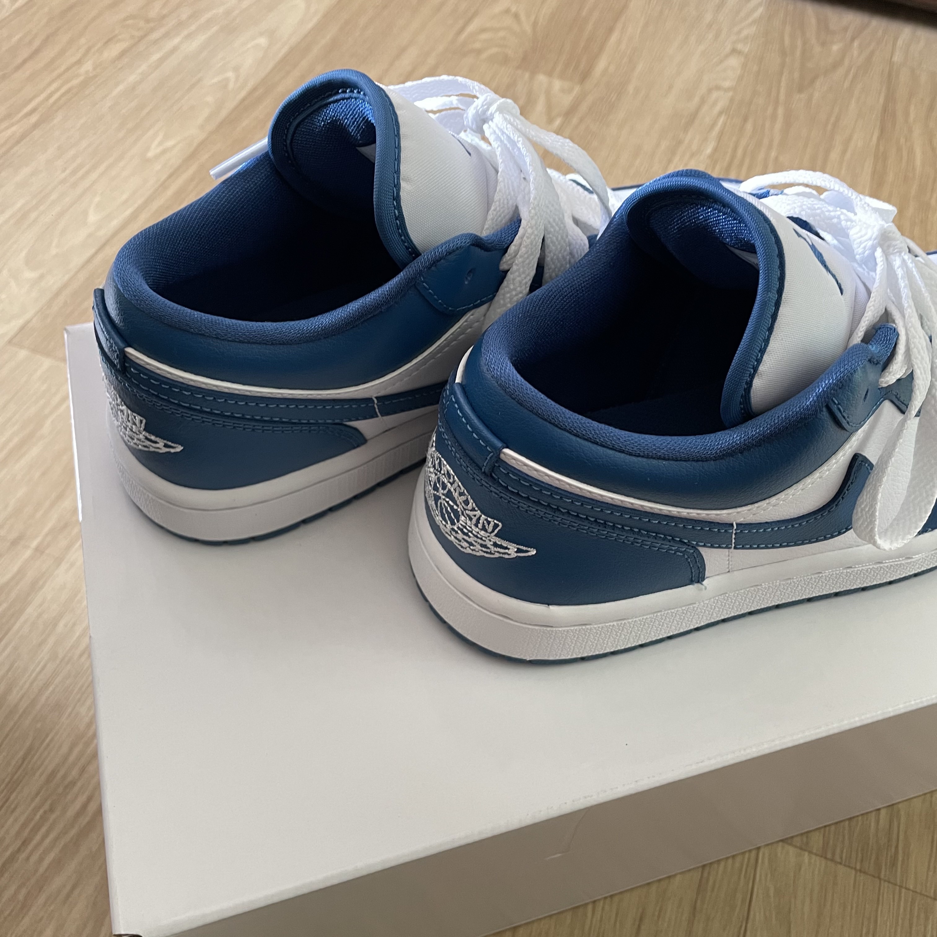 (W) Jordan 1 Low White Dark Marina Blue 착용 스타일 - 3