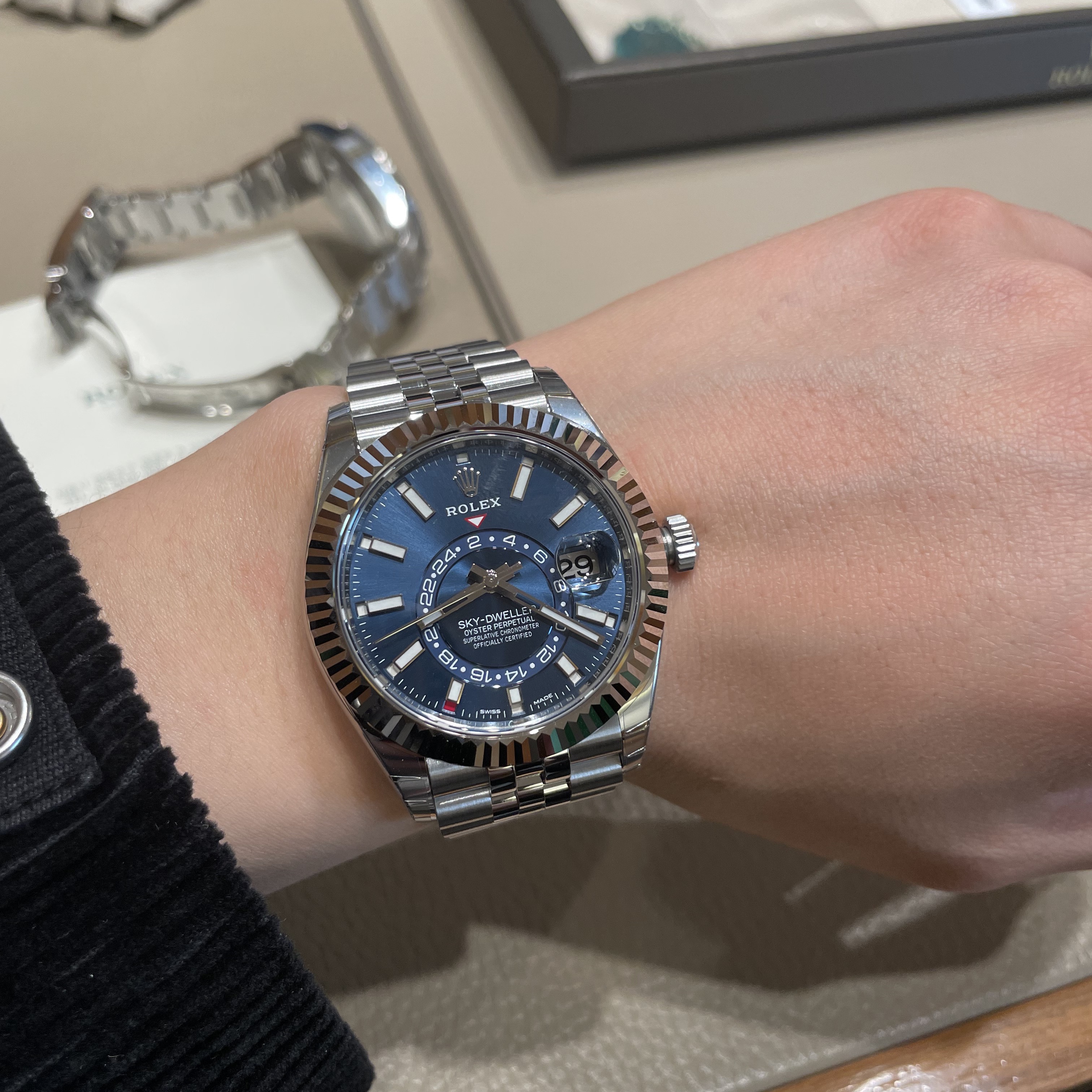 Rolex Sky-Dweller 42mm 326934 Bright Blue Jubilee 착용 스타일