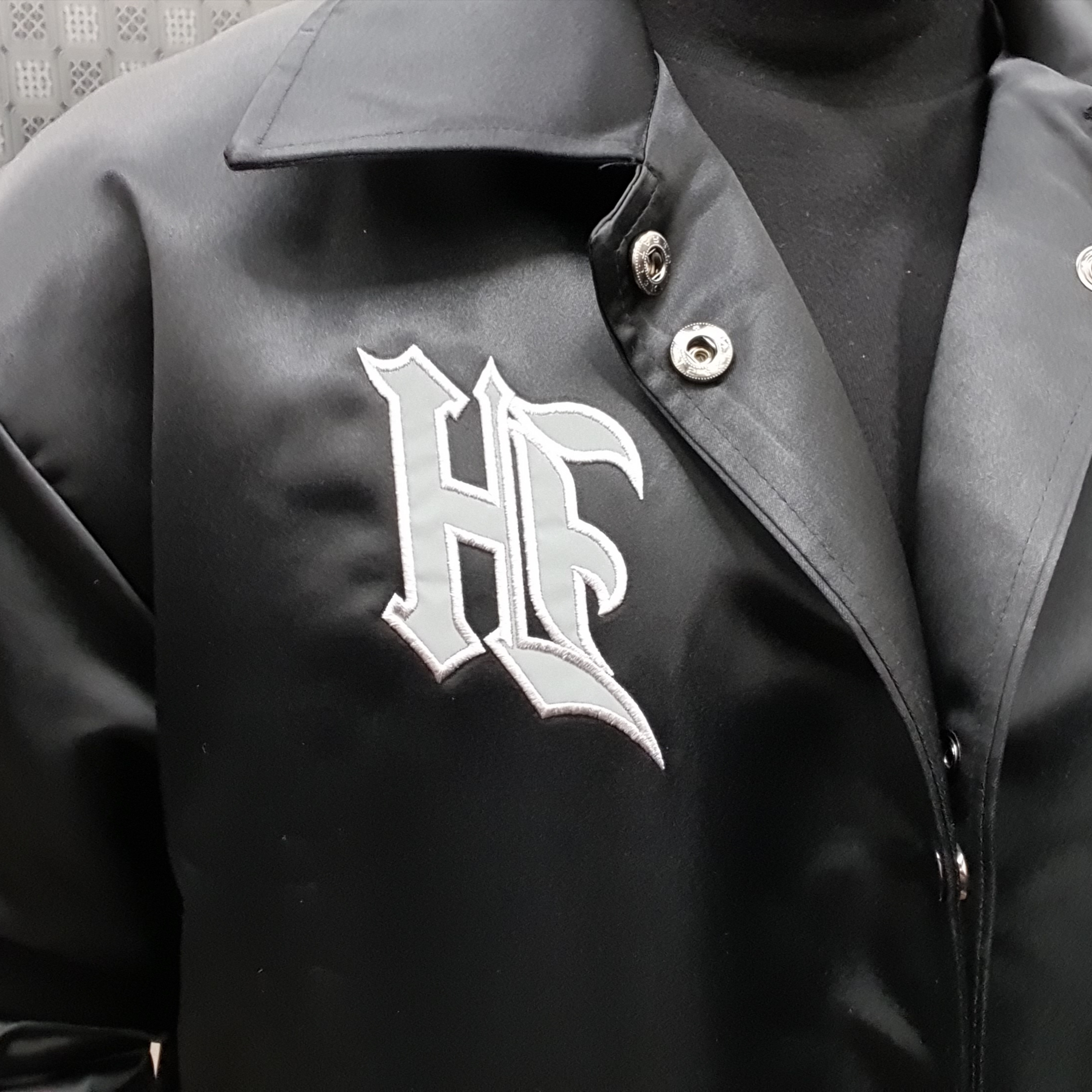Darkr8m Studio x Hardhitters Satin Coach Jacket Black 착용 스타일 - 1