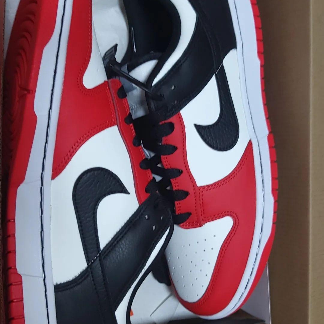 Nike x NBA Dunk Low Retro EMB Black and Chile Red 착용 스타일