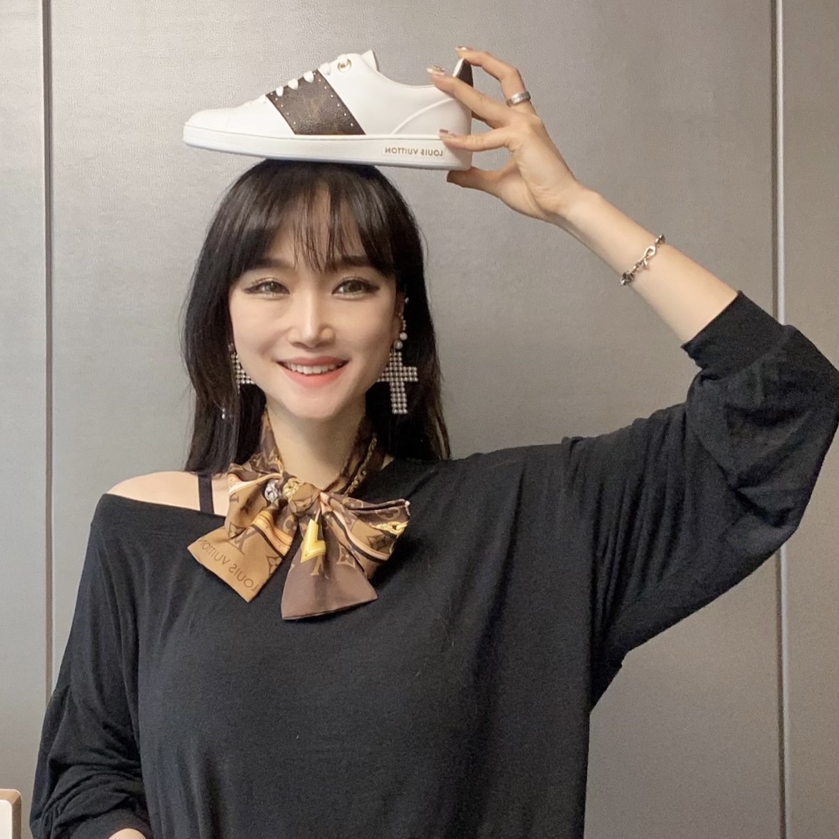 (W) Louis Vuitton Monogram Confidential Bandeau Black 착용 스타일 - 1