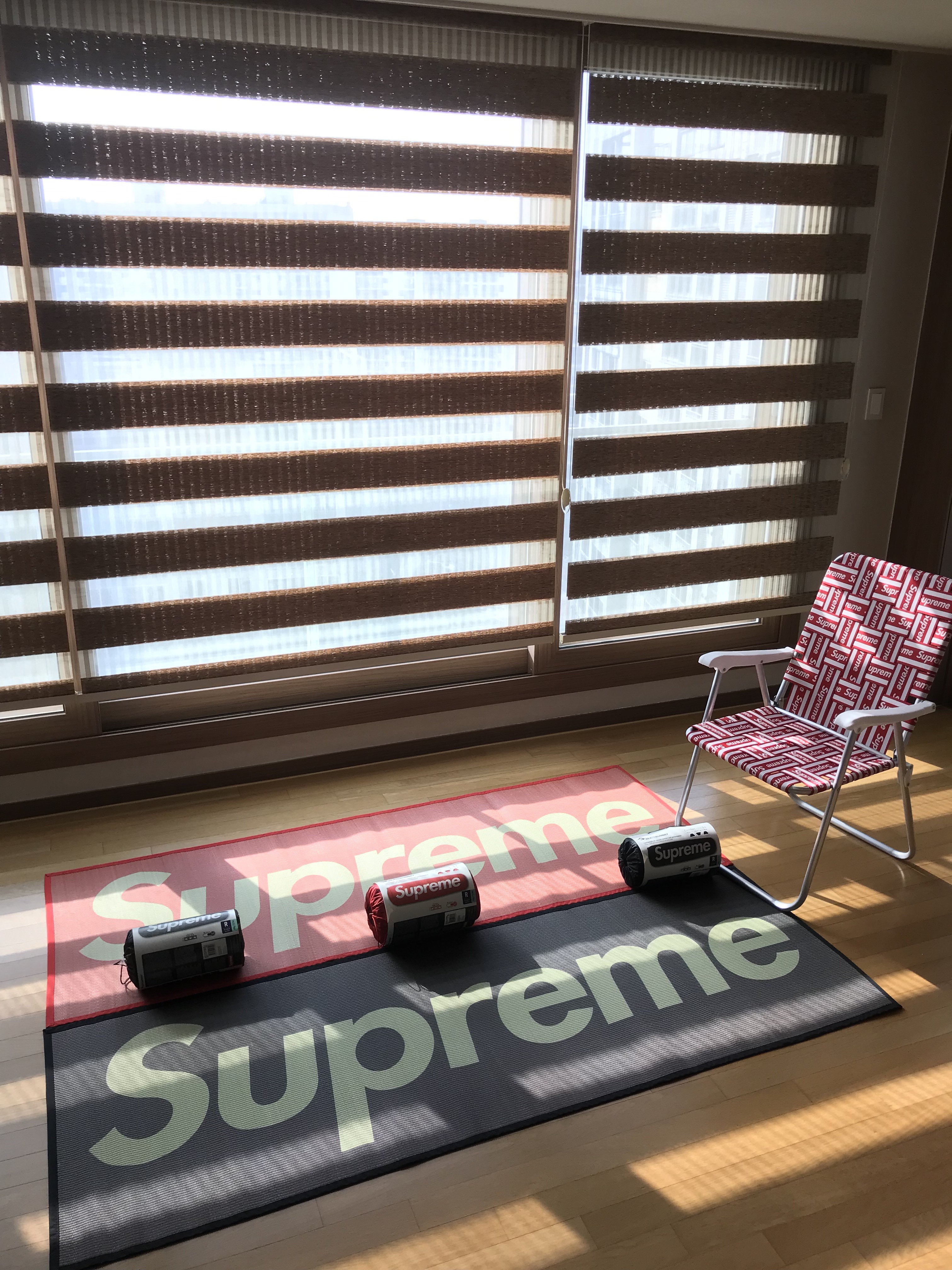 Supreme x Sea to Summit Self Inflating Sleeping Mat Black - 21SS, Supreme x Sea to Summit Self Inflating Sleeping Mat Woodland Camo - 21SS 착용 스타일