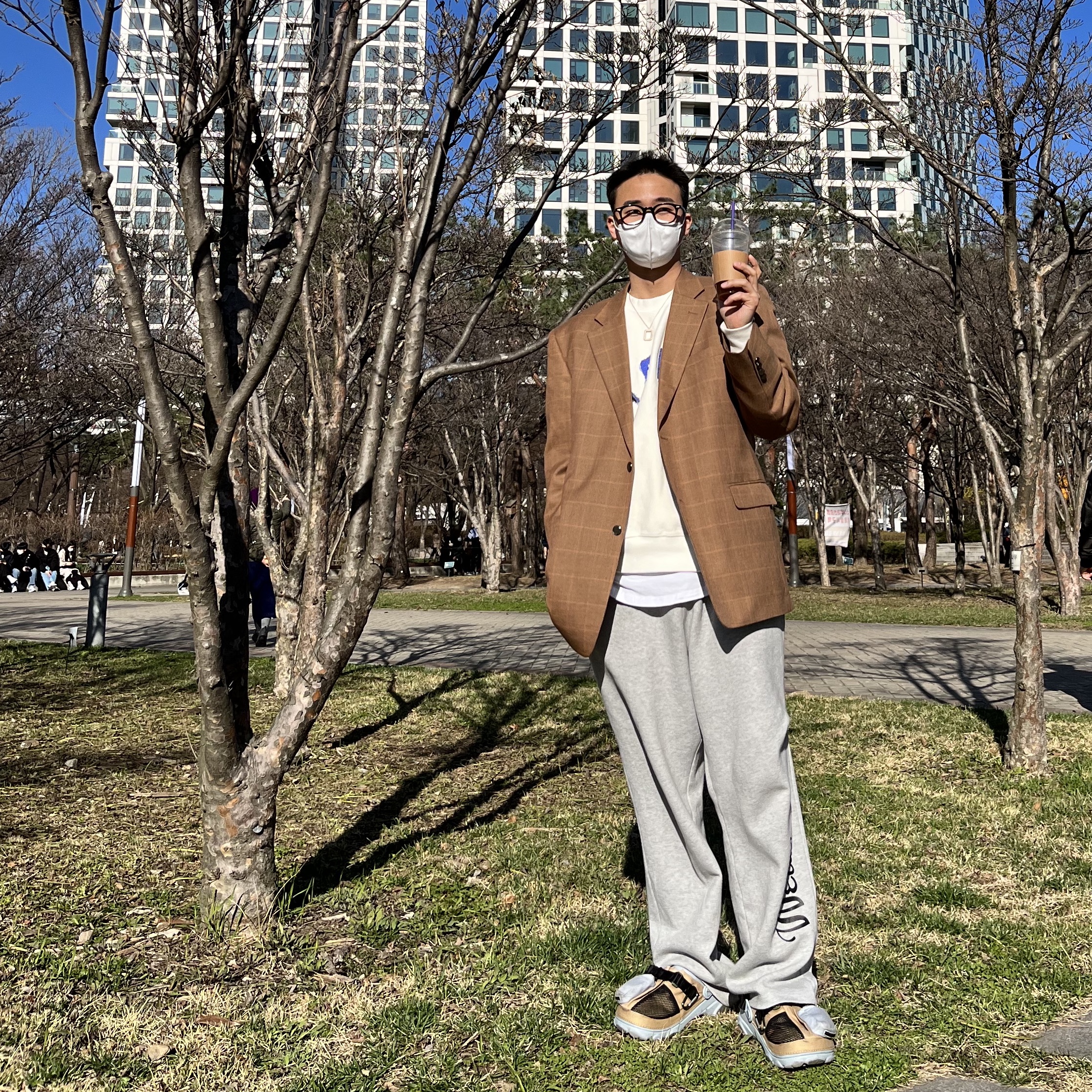 Crocs x Beams Classic All Terrain Mountain Parka Clog Beige 착용 스타일