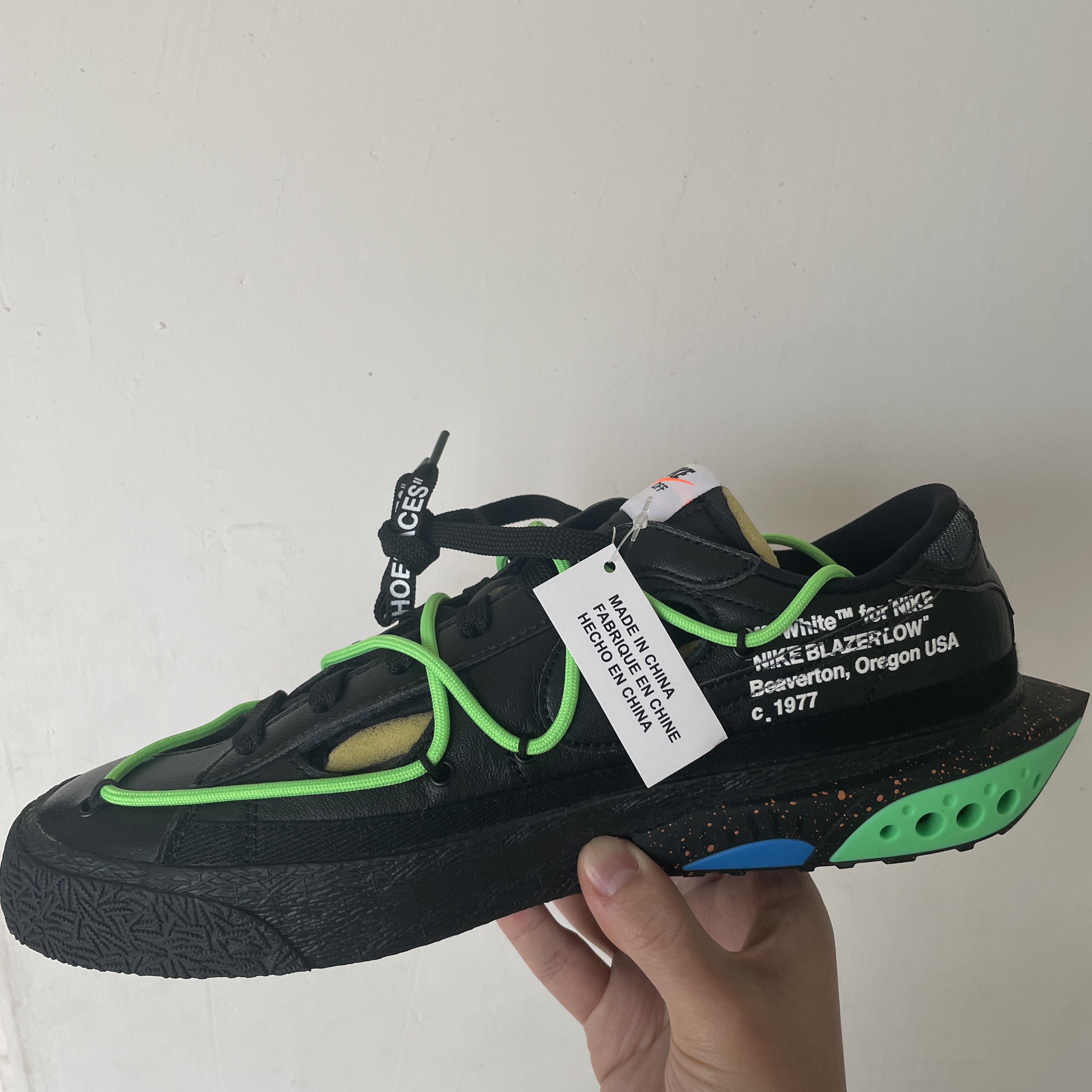 Nike x Off-White Blazer Low '77 Black and Electro Green 착용 스타일 - 2
