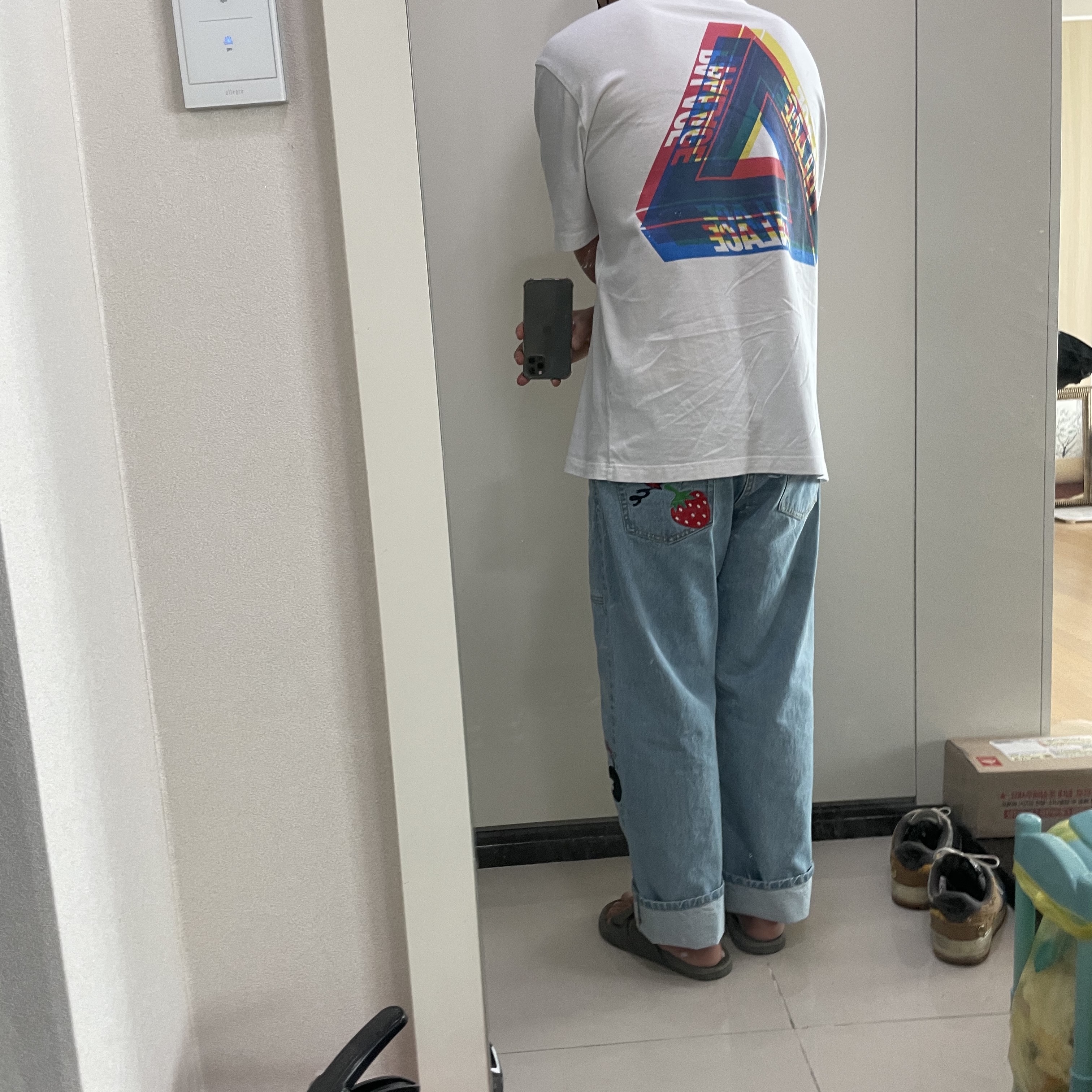 Palace Duck Bomb Panel Jeans Stone Wash - 22SS, Palace Tri-Ferg Colour Blur T-Shirt White - 20FW 착용 스타일 - 2