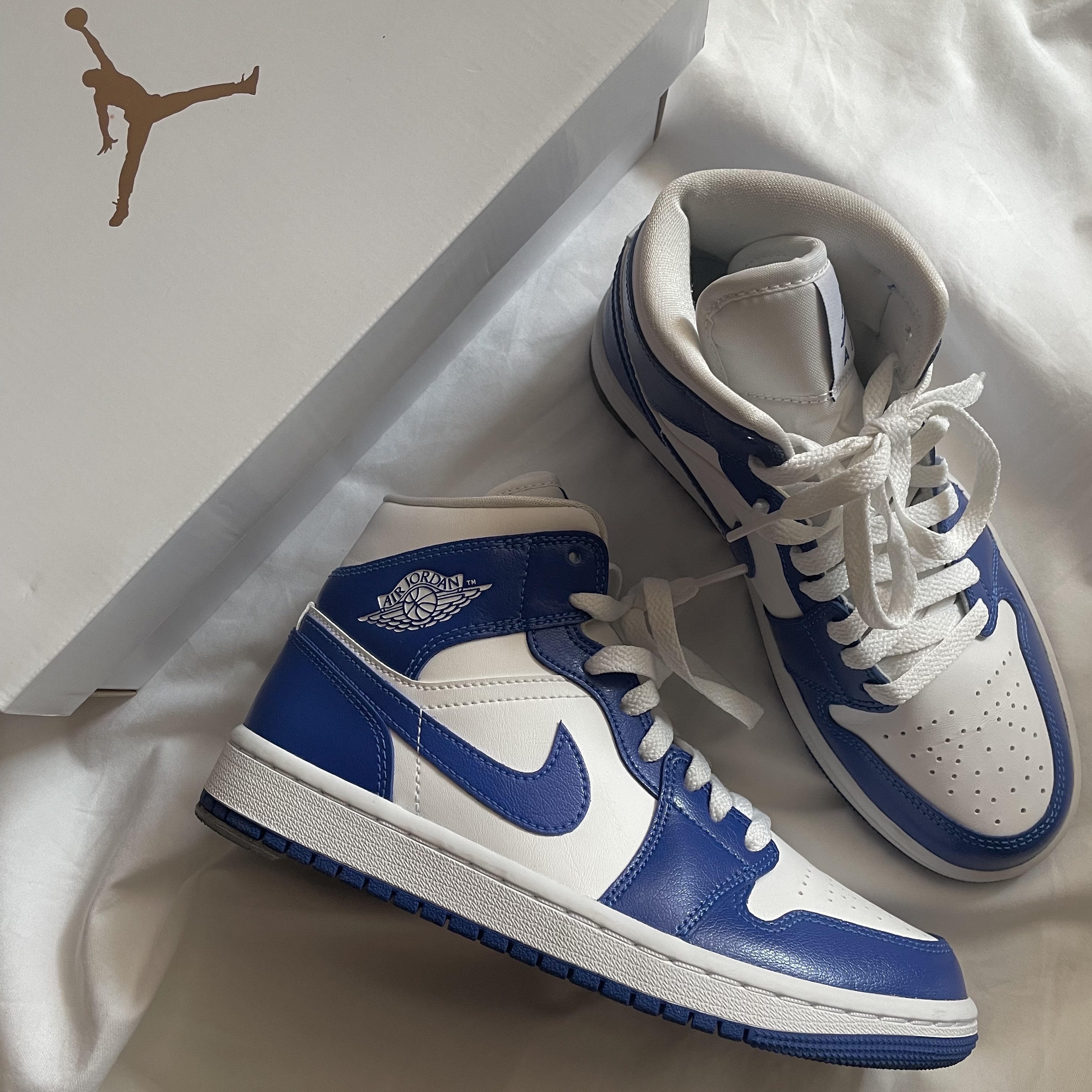 (W) Jordan 1 Mid White Hyper Royal 착용 스타일 - 1