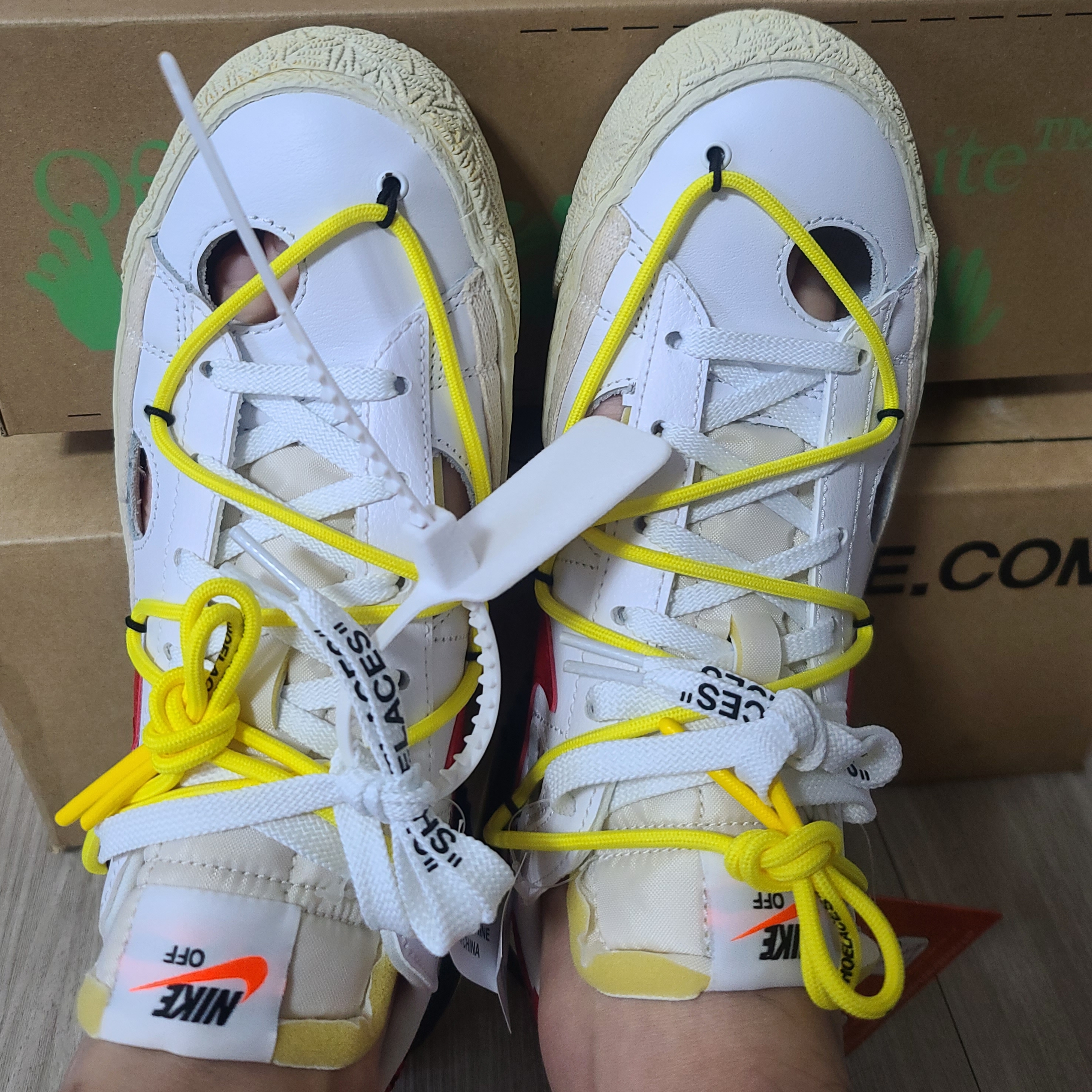Nike x Off-White Blazer Low '77 White and University Red 착용 스타일