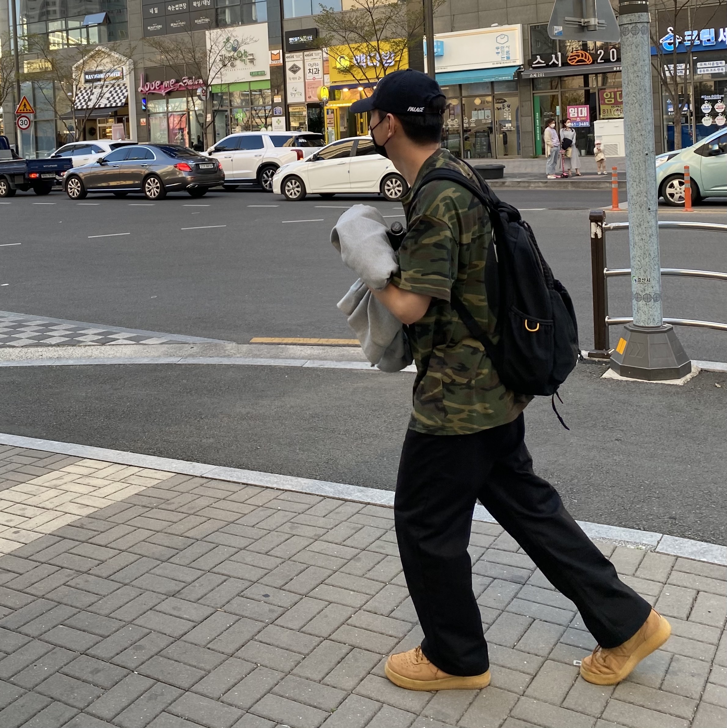 Stussy 8 Ball T-Shirt Camo, Nike Air Force 1 Mid Flax and Outdoor Green 착용 스타일