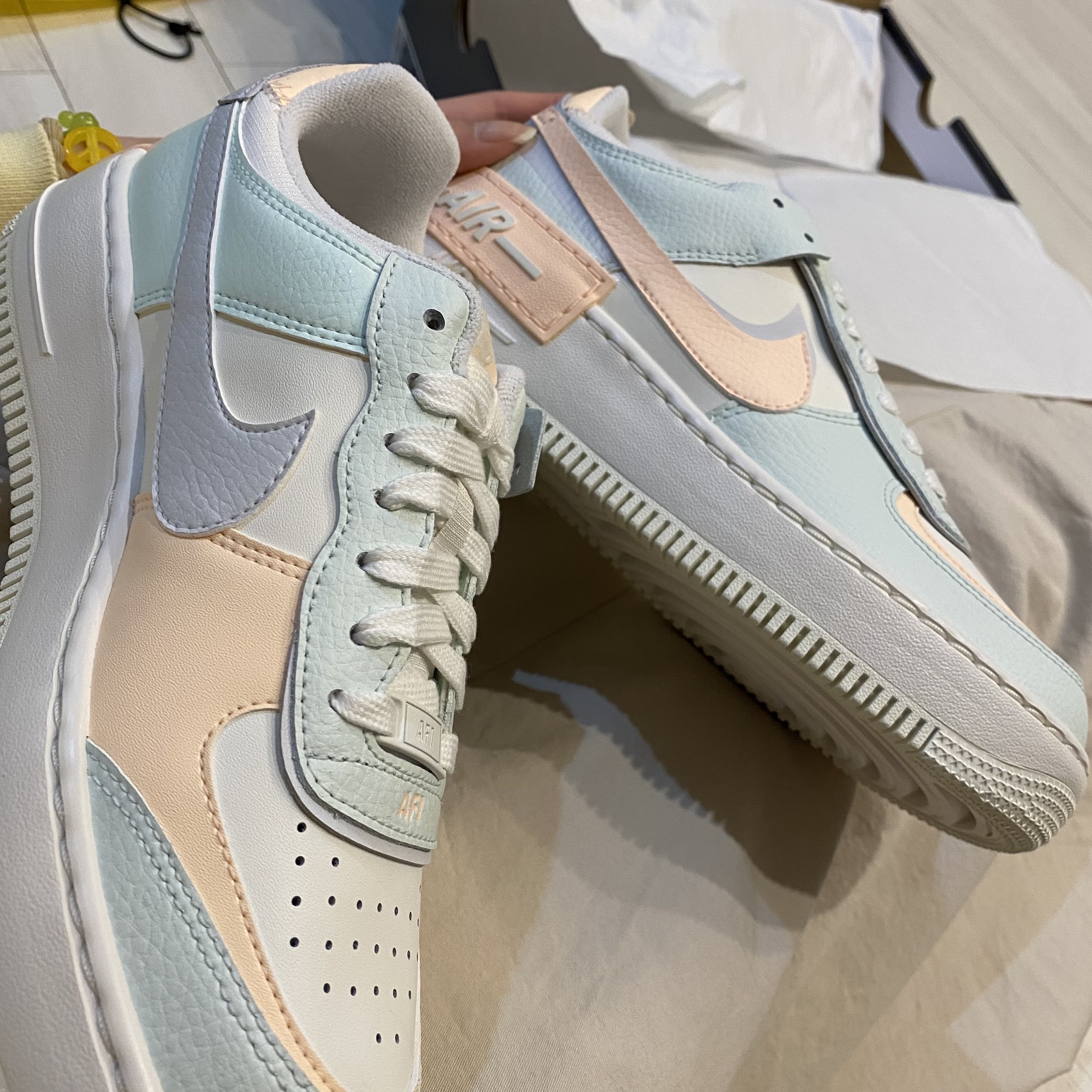 (W) Nike Air Force 1 Shadow Barely Green Crimson Tint 착용 스타일