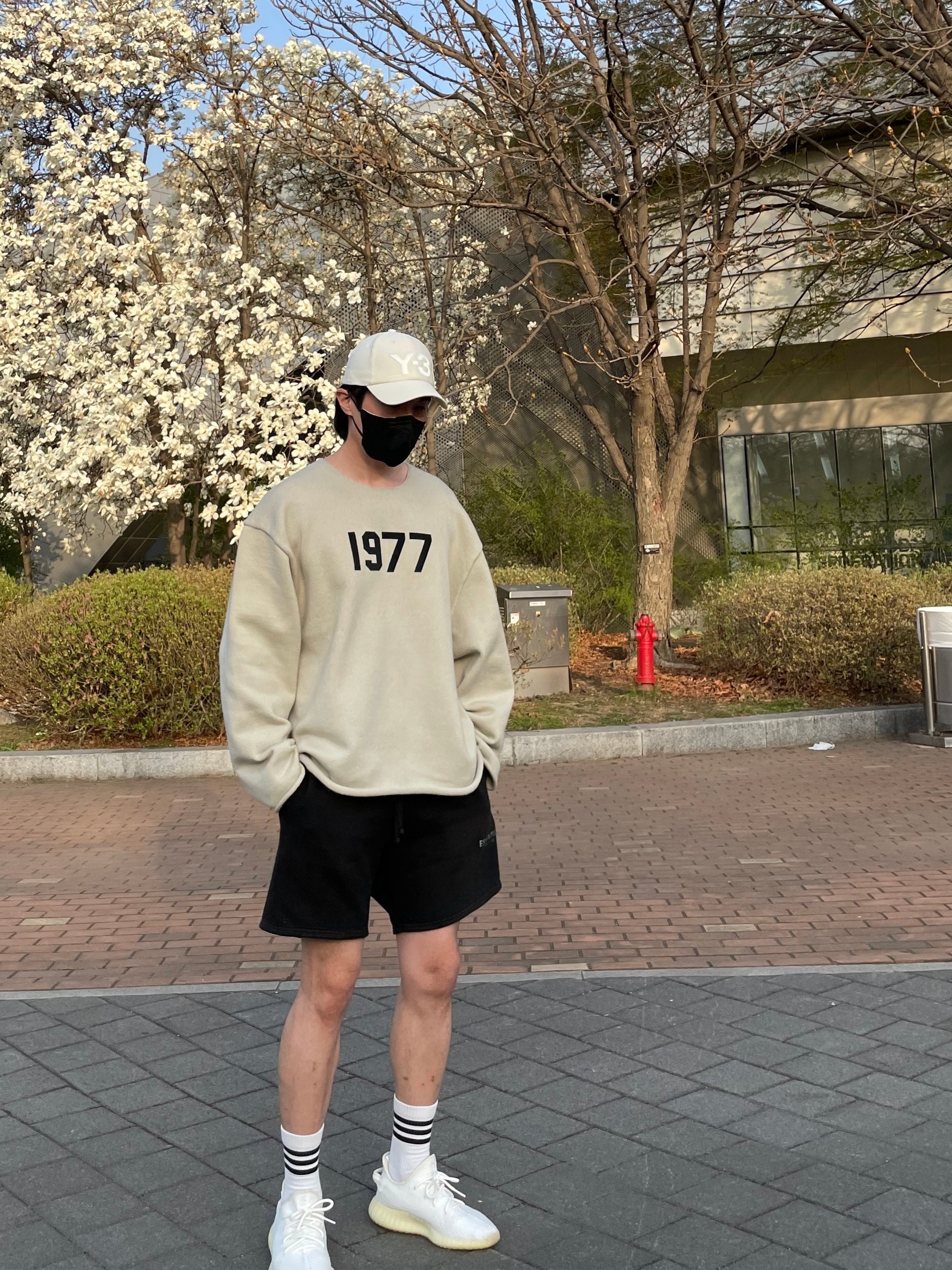 Adidas Yeezy Boost 350 V2 Cream/Triple White, Essentials 1977 Raw Edge Sweater Wheat - 22SS 착용 스타일 - 1