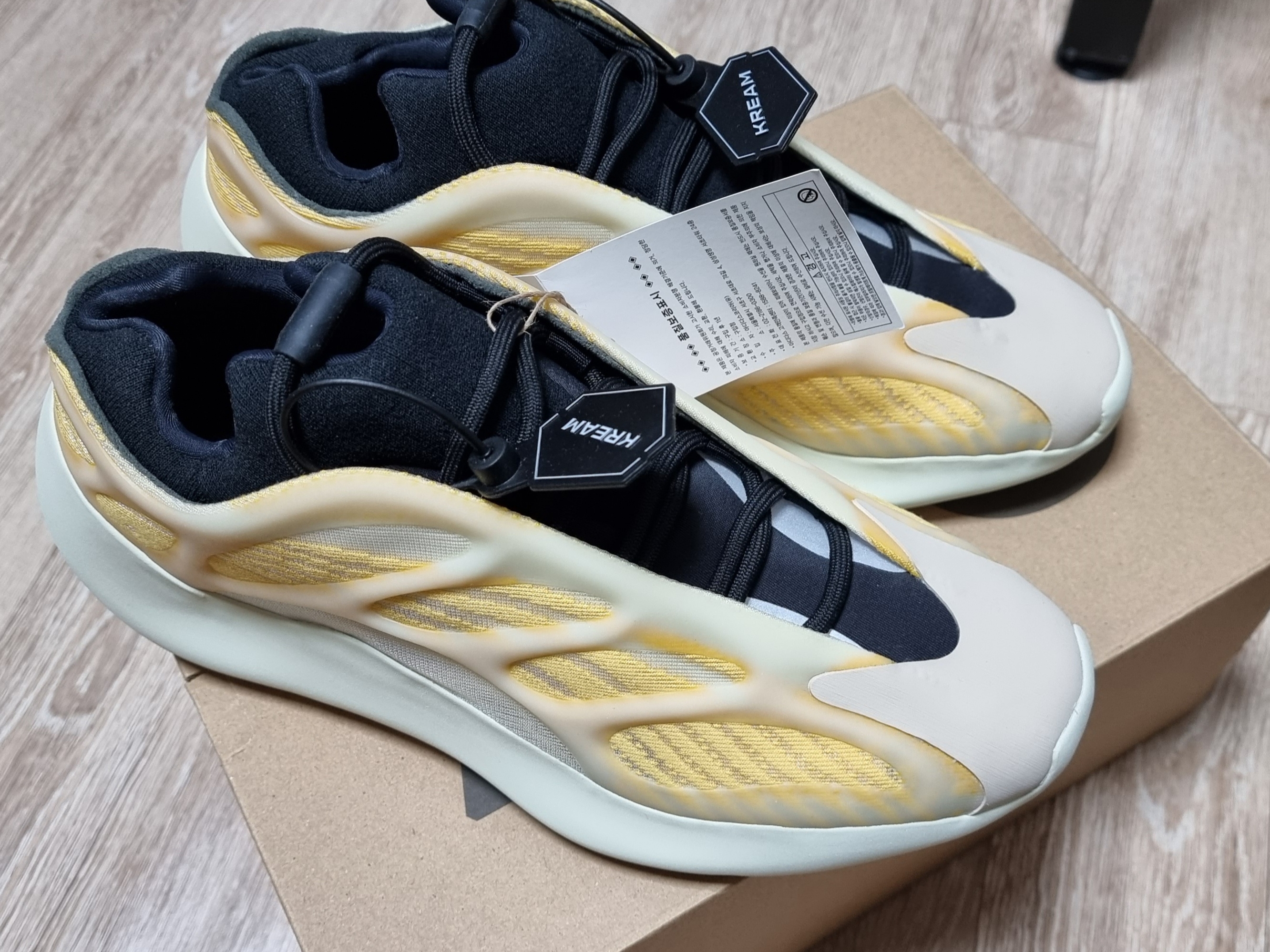 Adidas Yeezy 700 V3 Mono Safflower 착용 스타일 - 1