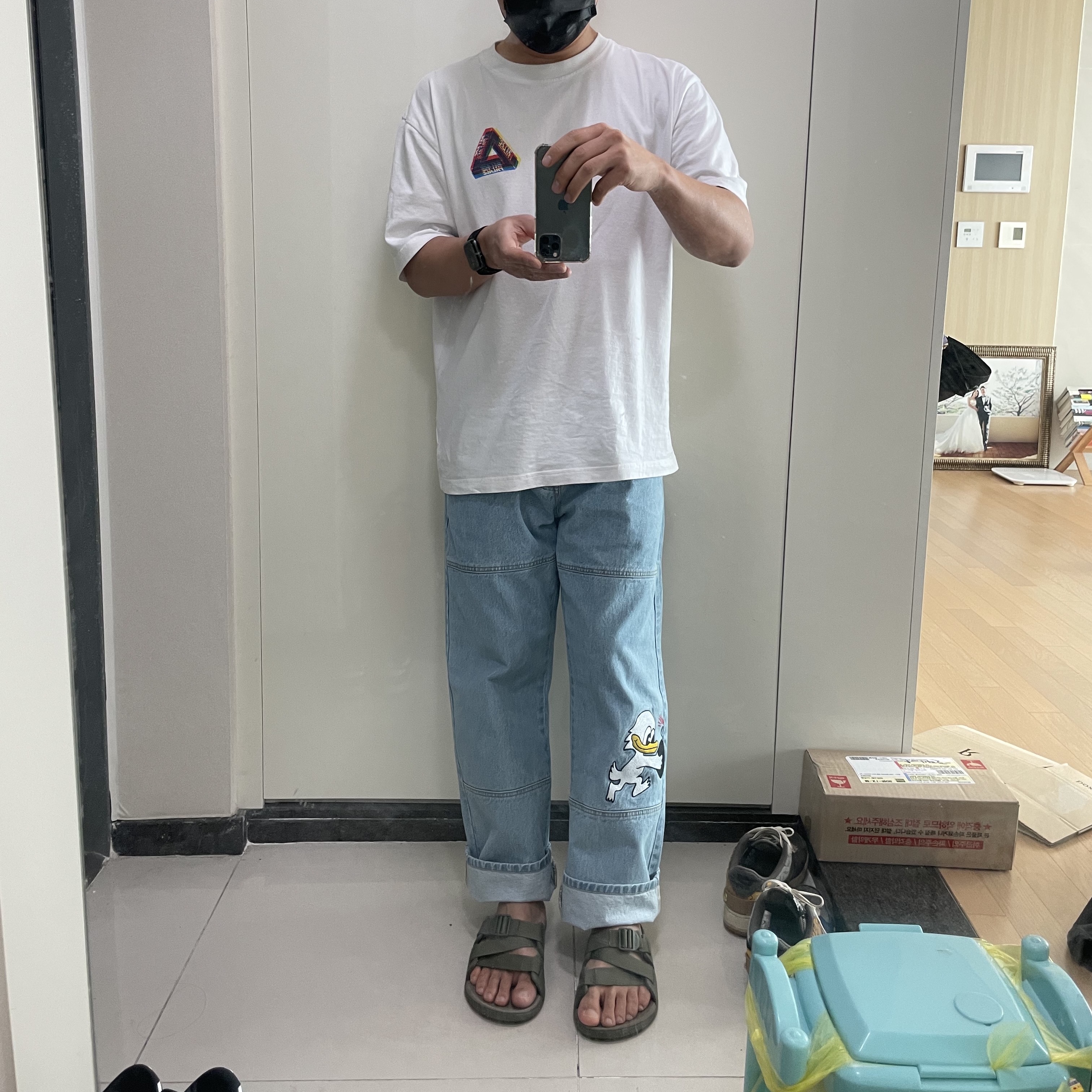 Palace Duck Bomb Panel Jeans Stone Wash - 22SS, Palace Tri-Ferg Colour Blur T-Shirt White - 20FW 착용 스타일 - 1