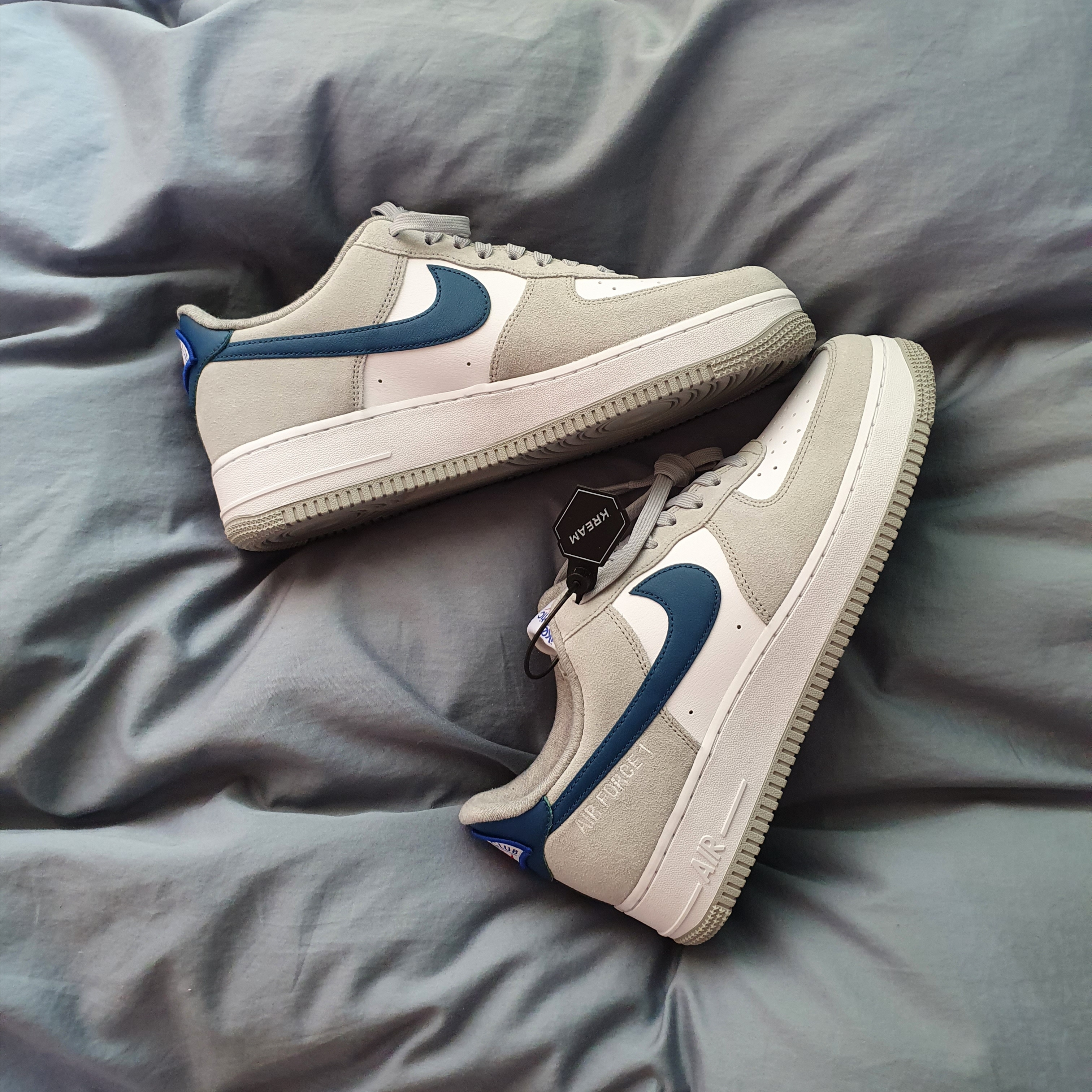 Nike Air Force 1 '07 LV8 Athletic Club Light Smoke Grey Marina 착용 스타일 - 1