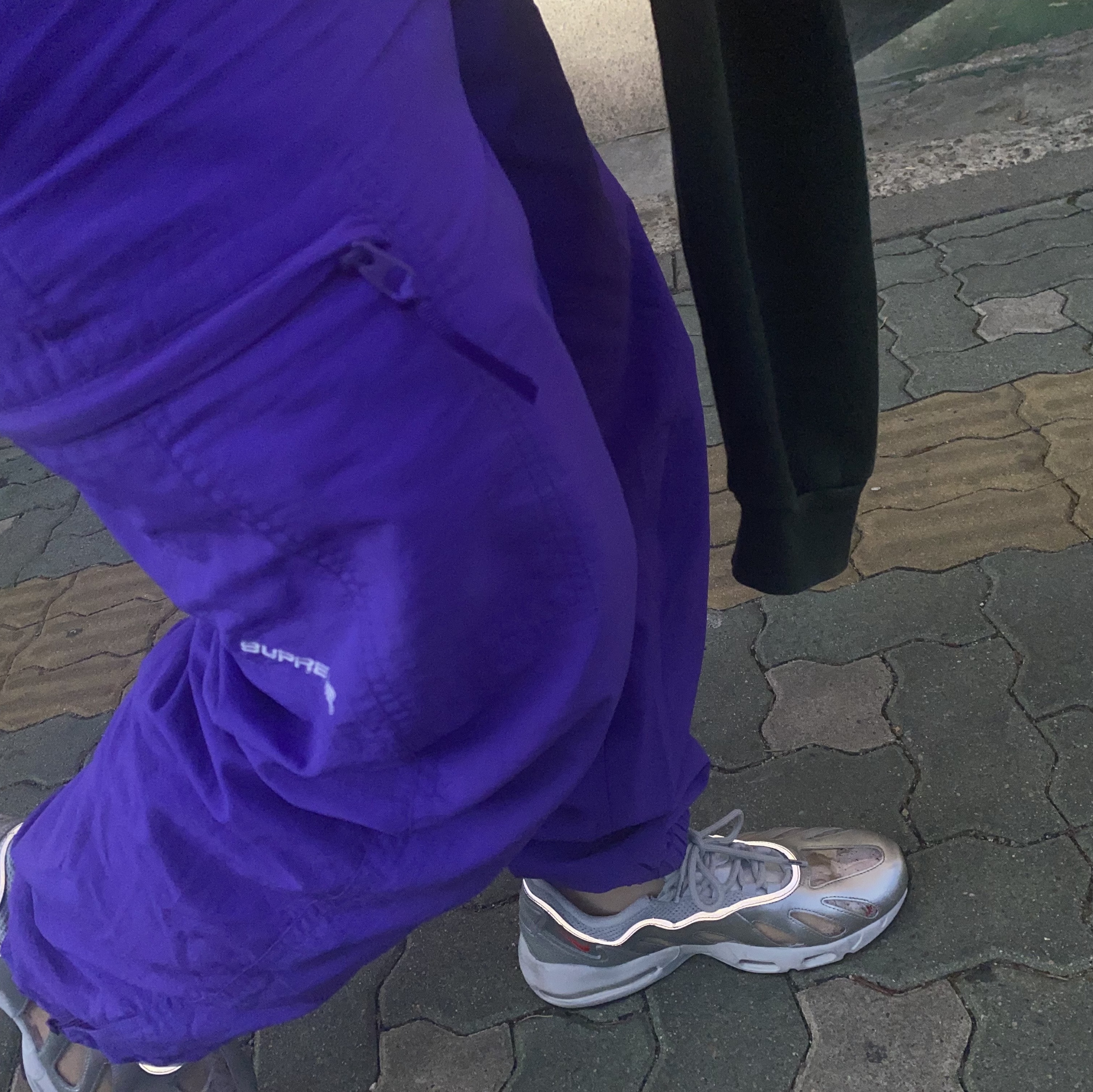 Nike x Supreme Air Max 96 Metallic Silver 착용 스타일