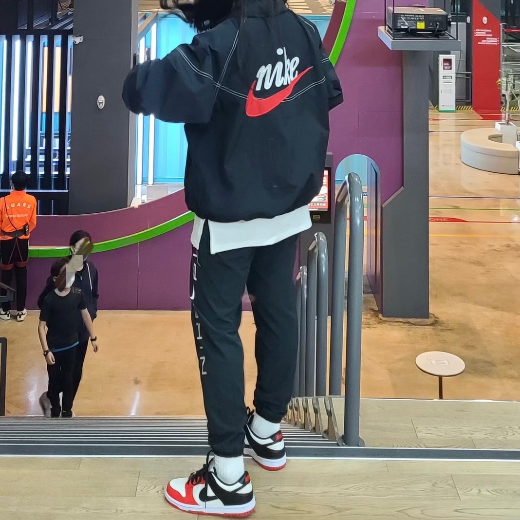 (GS) Nike x NBA Dunk Low Black and Chile Red 착용 스타일