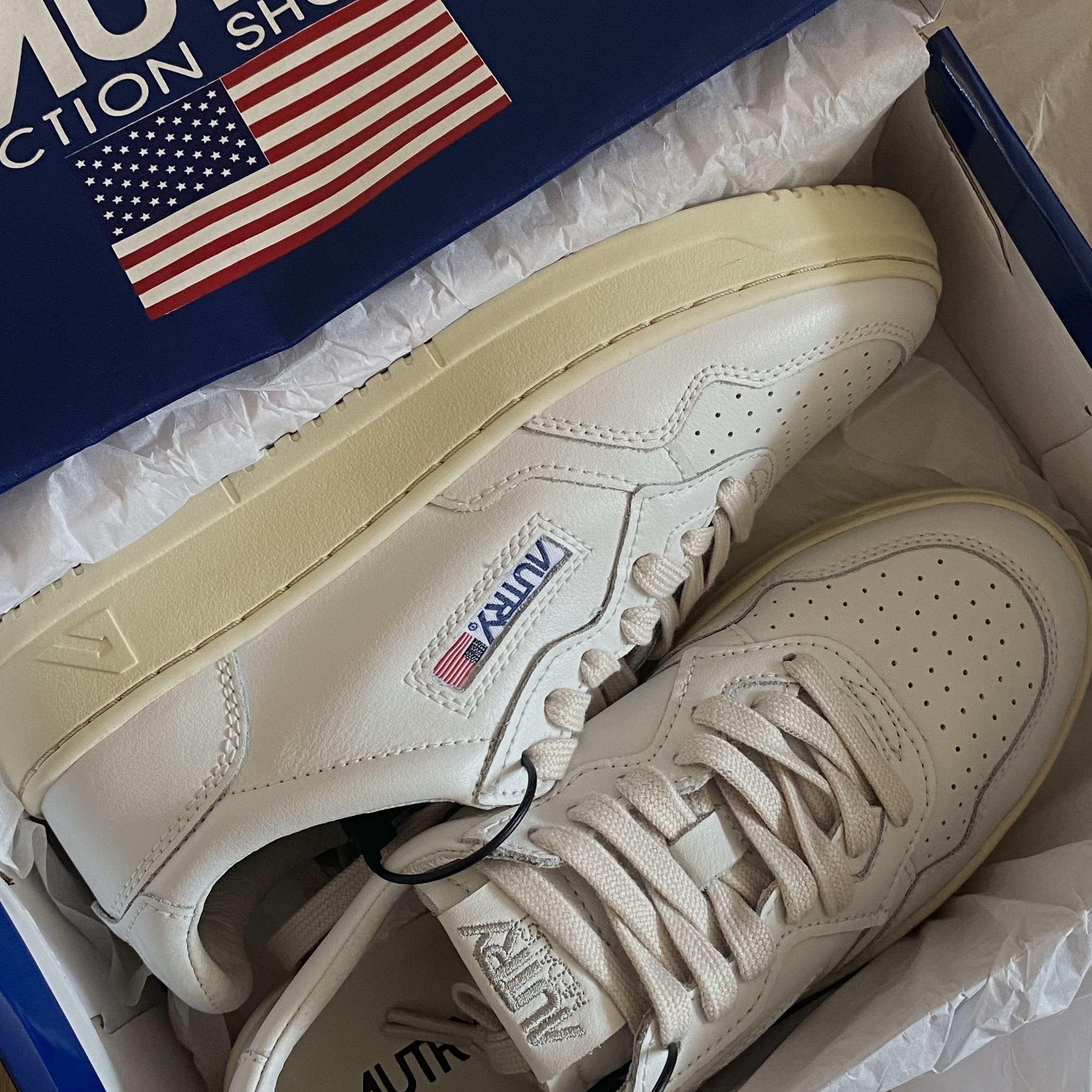 (W) Autry Medalist Low Leather Sneakers White 착용 스타일