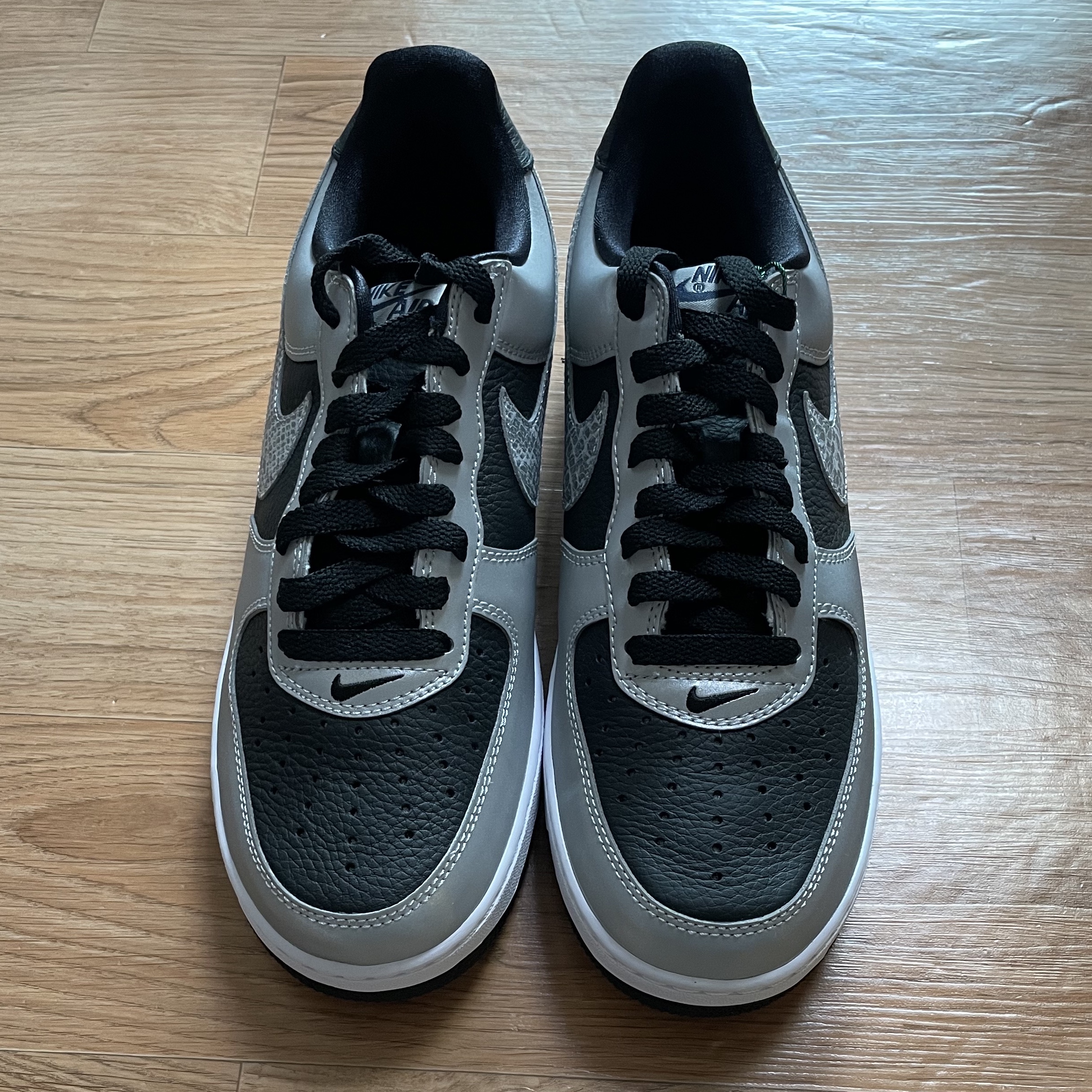 Nike Air Force 1 B Silver Snake 착용 스타일 - 2