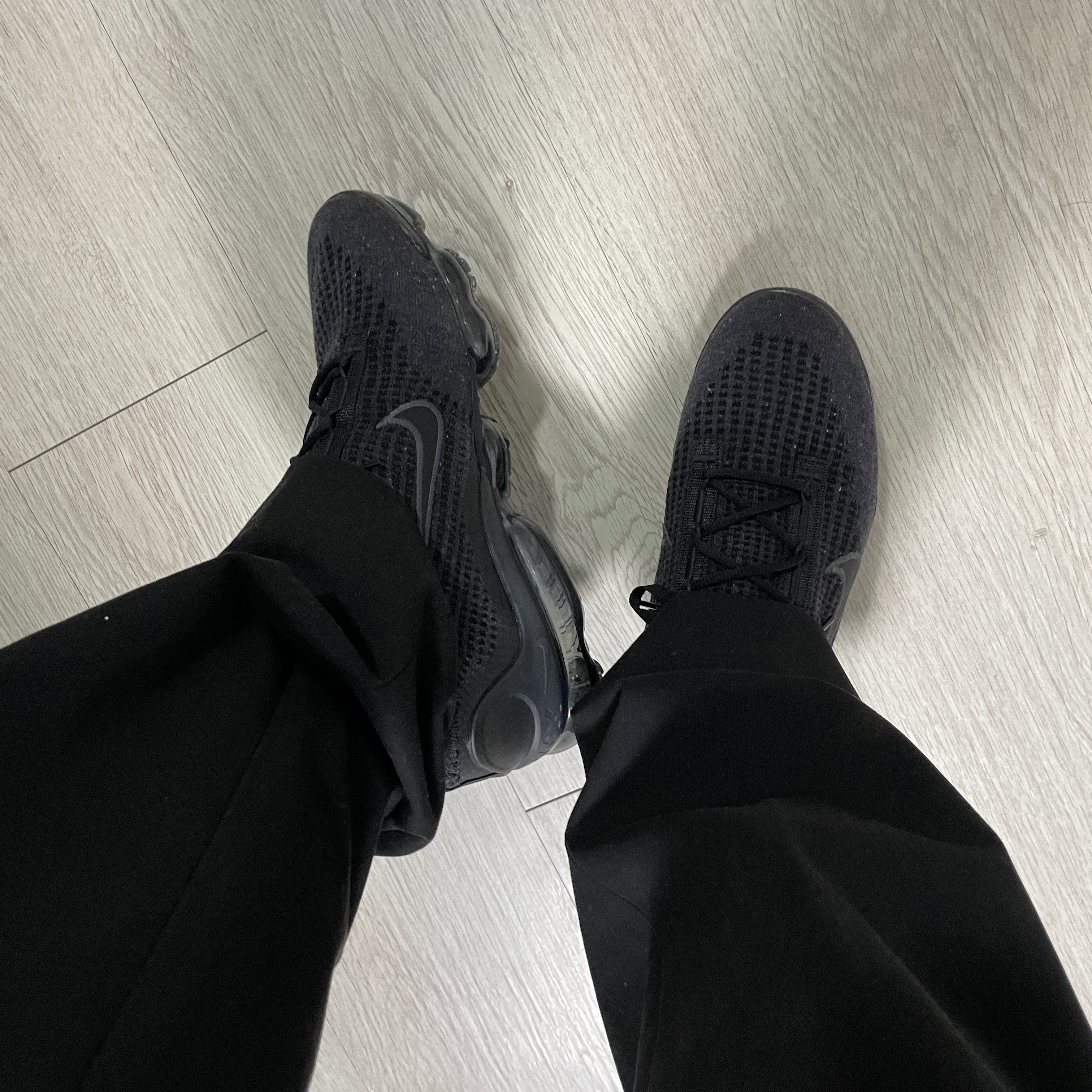 Nike Air VaporMax 2021 Flyknit Triple Black 착용 스타일 - 2