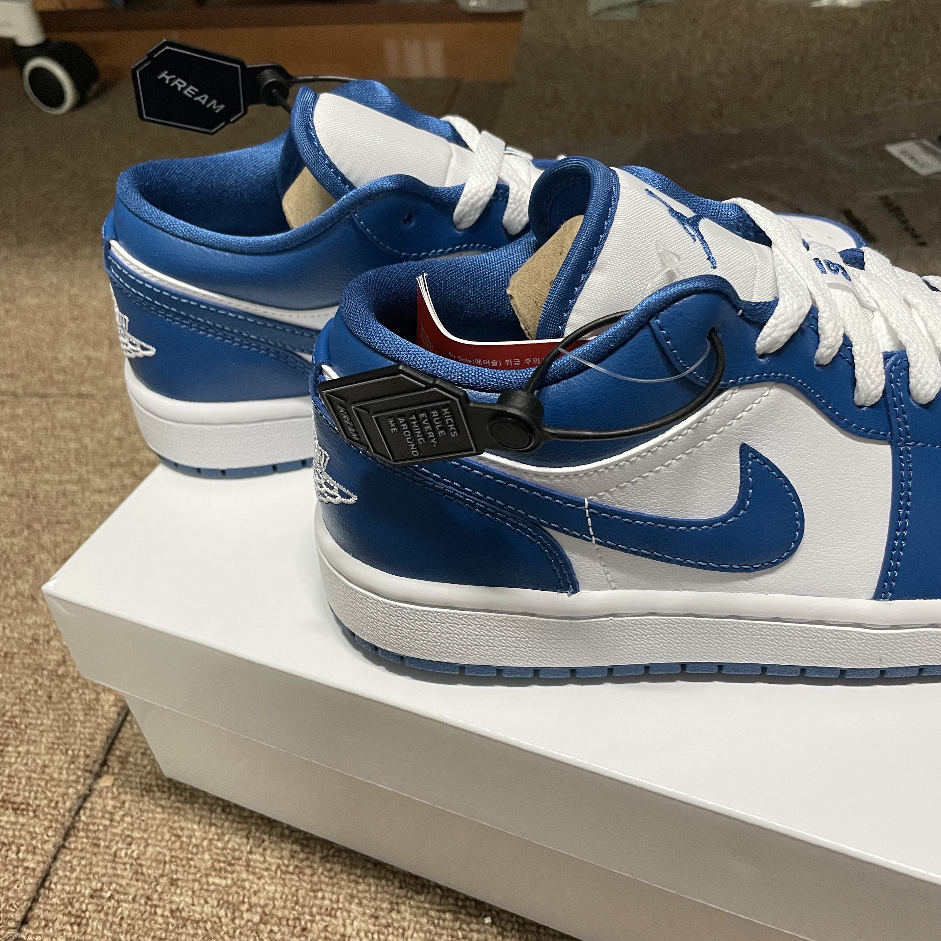 (W) Jordan 1 Low White Dark Marina Blue 착용 스타일 - 1