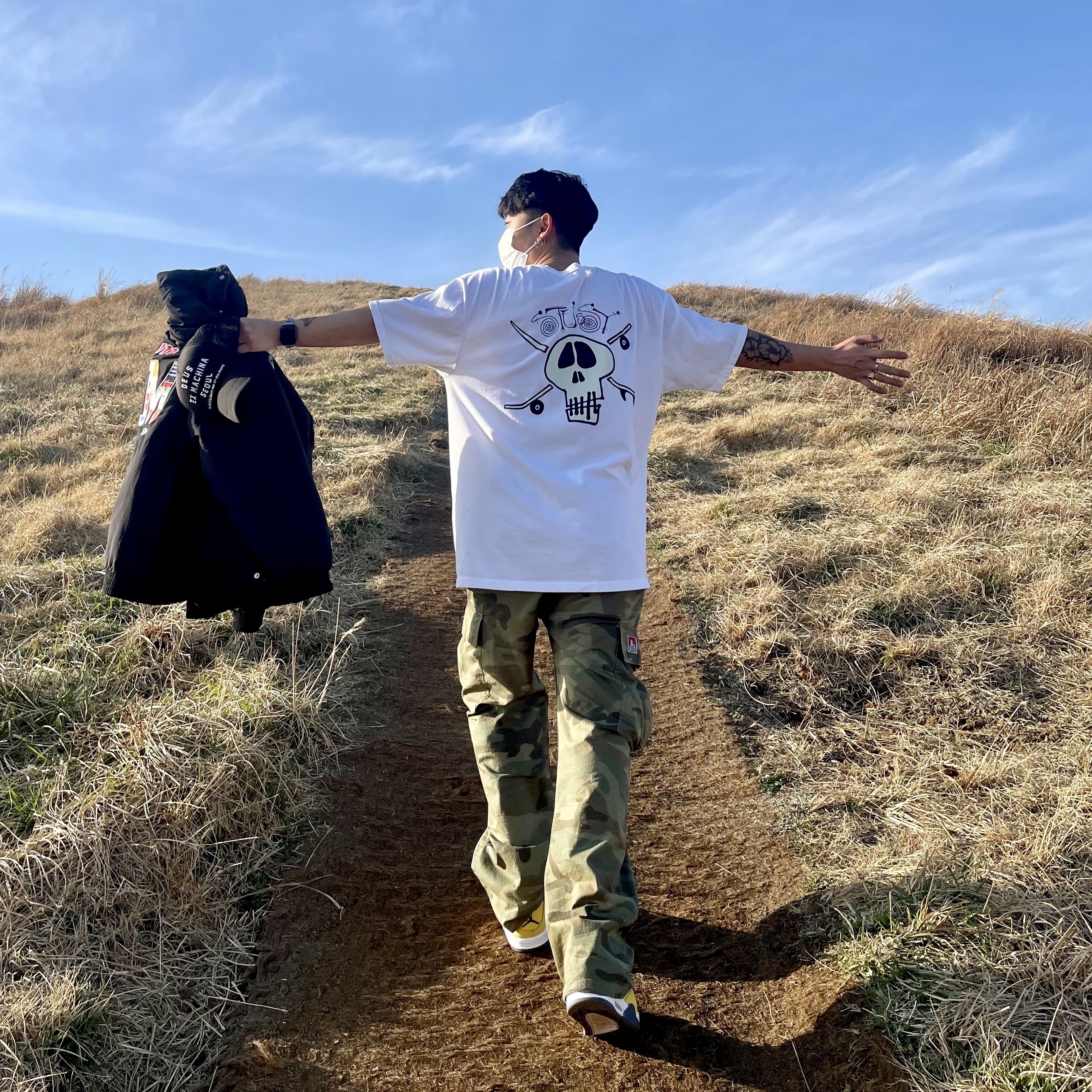 Jordan 4 Retro Tour Yellow, Stussy Surf Skate Skull T-Shirt White 착용 스타일