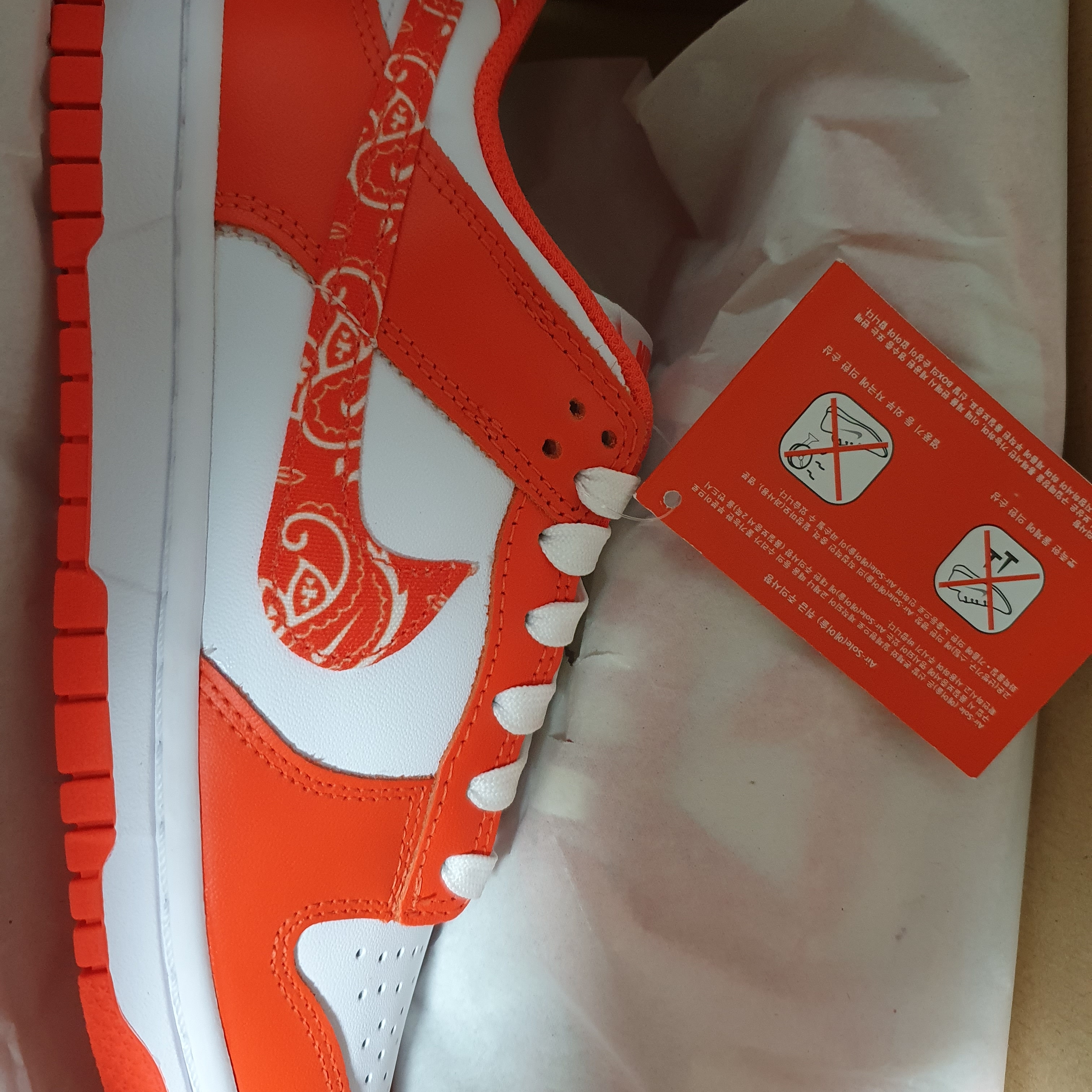 (W) Nike Dunk Low Essential Orange Paisley 착용 스타일