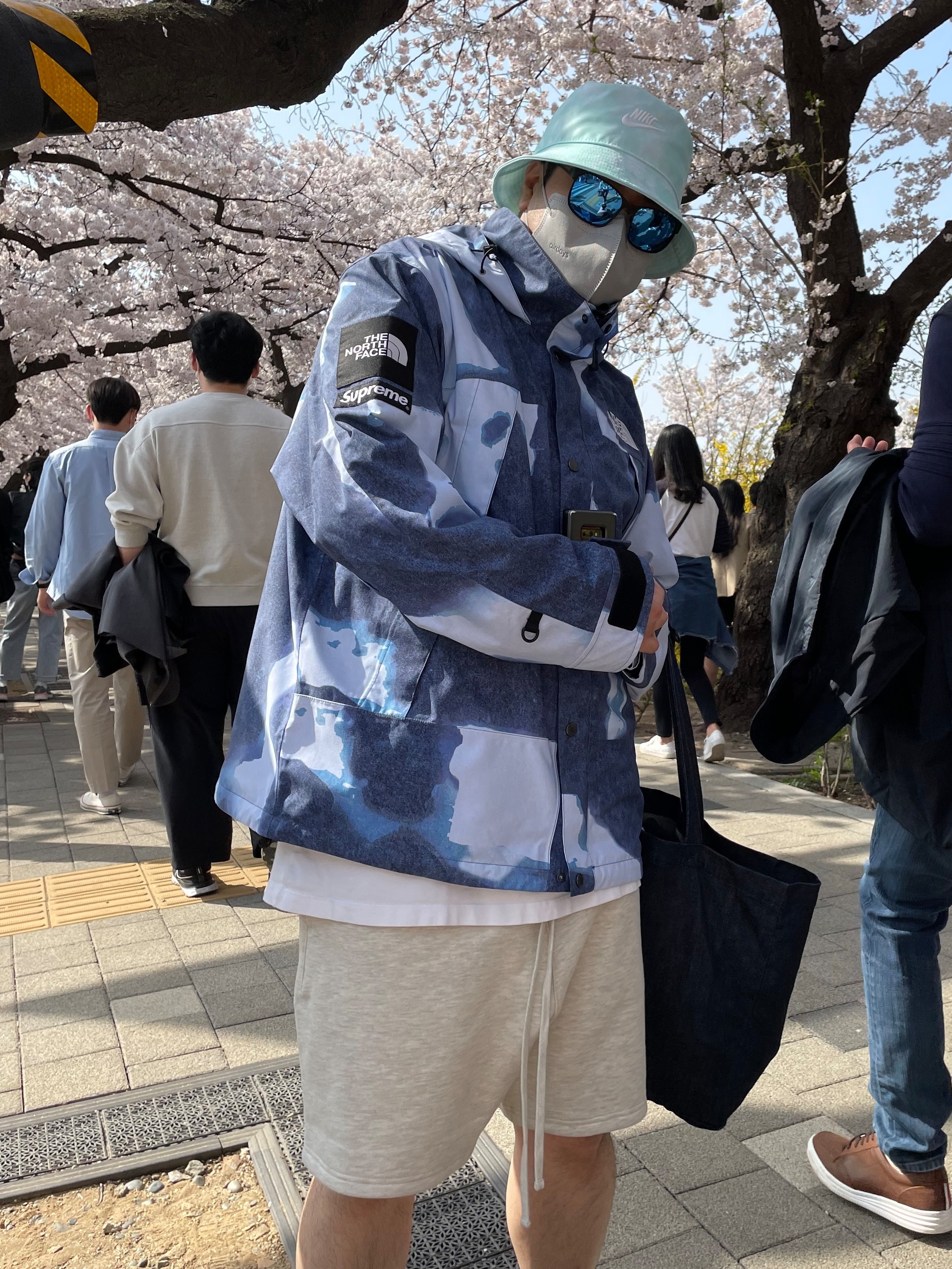 Supreme x The North Face Bleached Denim Print Mountain Jacket Indigo - 21FW, Essentials The Core Collection Sweatshorts Oatmeal 착용 스타일 - 3