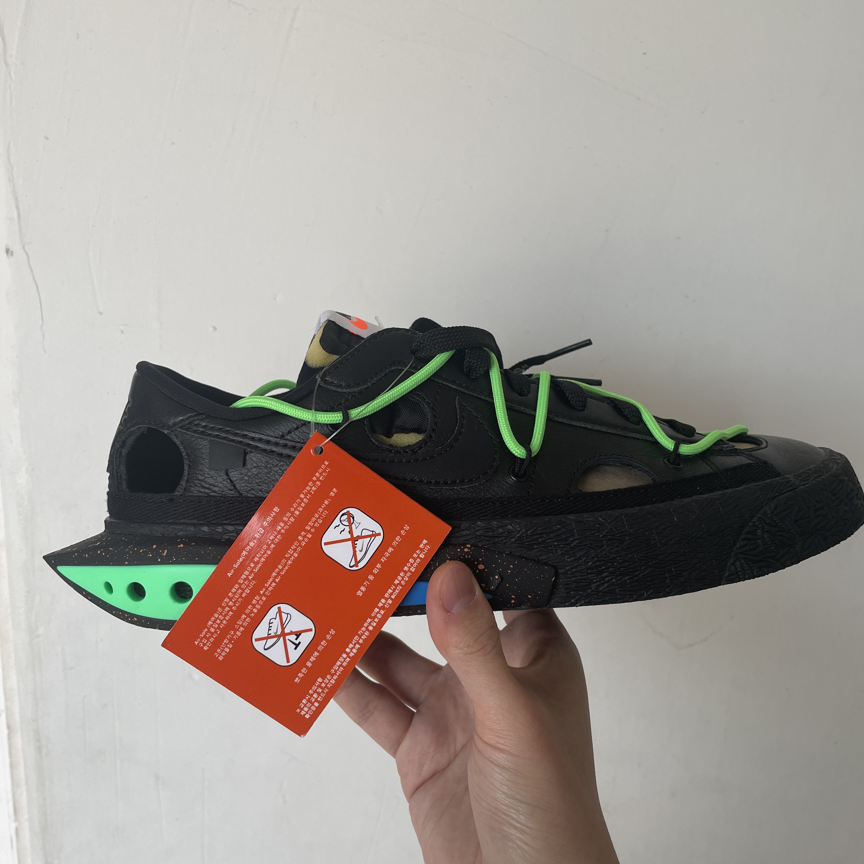 Nike x Off-White Blazer Low '77 Black and Electro Green 착용 스타일 - 1