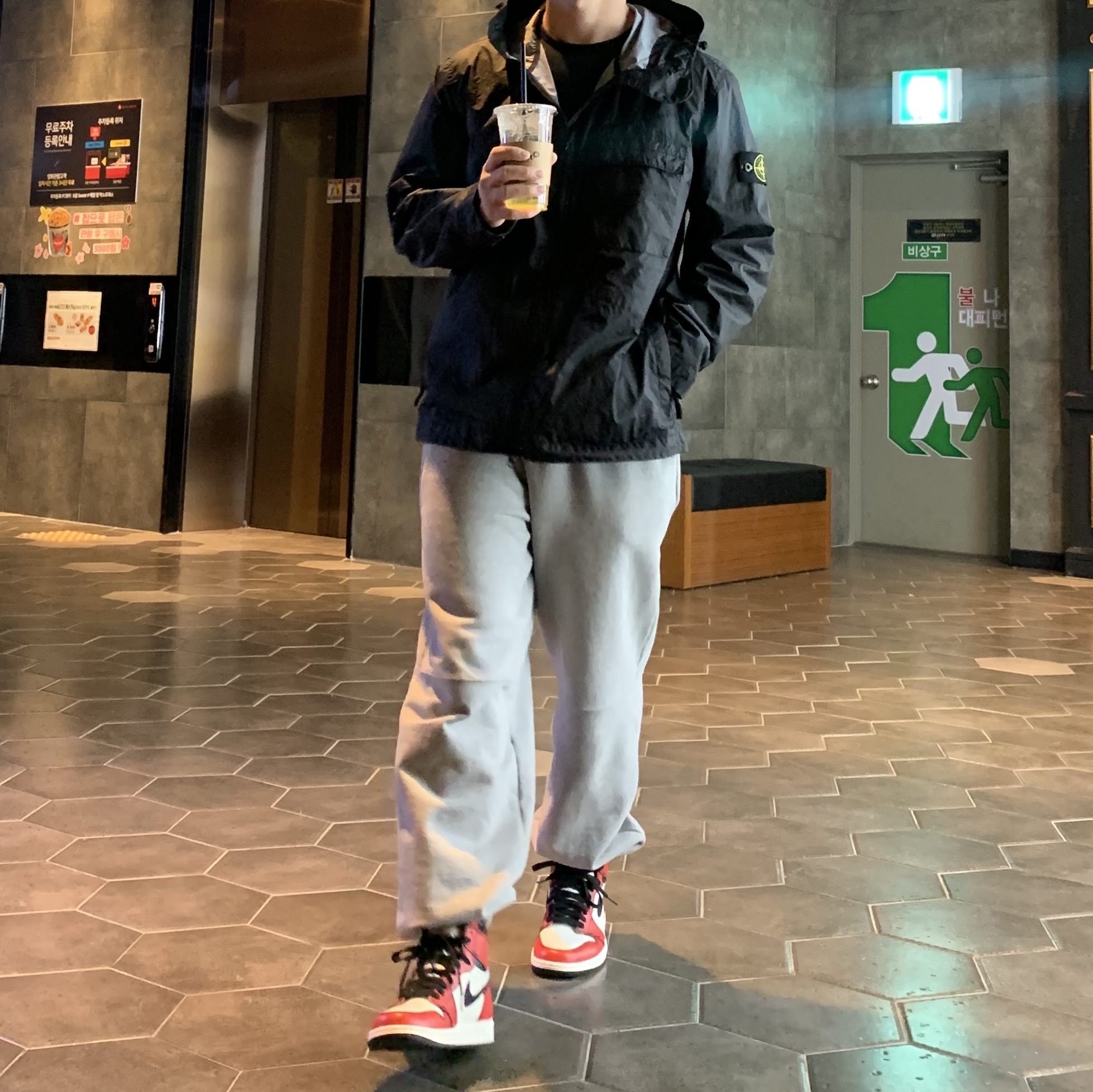 Stone Island 40223 Membrana 3L TC Garment Dyed Hooded Jacket Black - 22SS, Jordan 1 Retro High OG Defiant SB LA to Chicago 착용 스타일