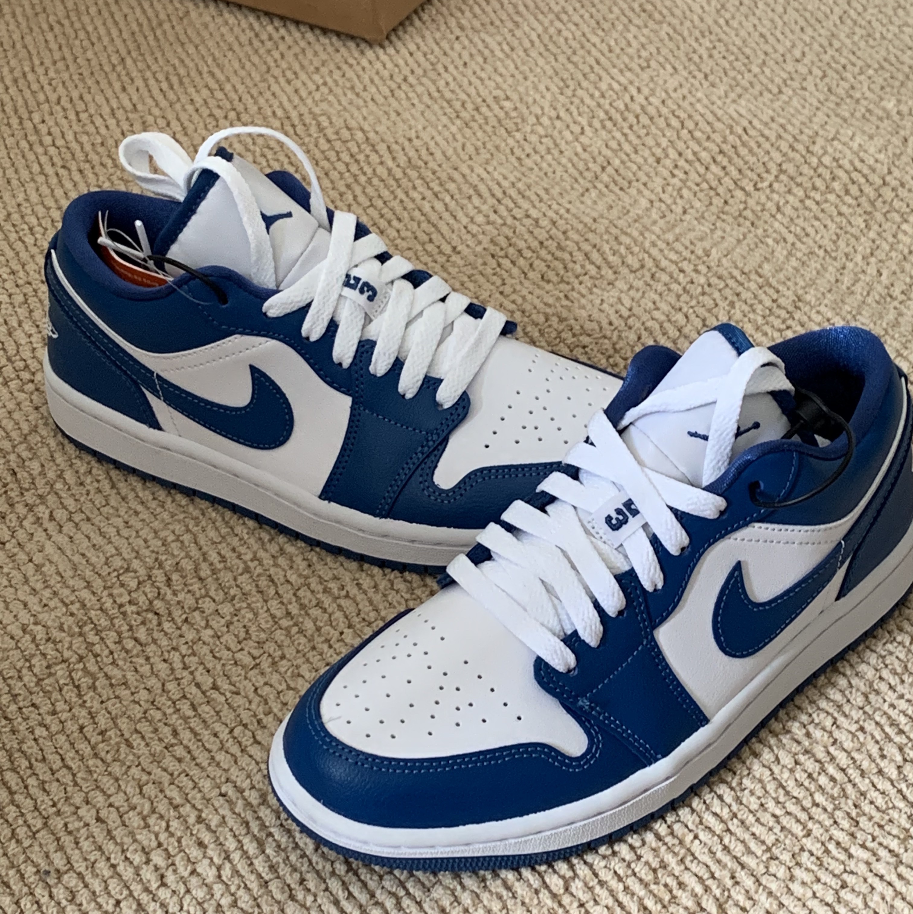 (W) Jordan 1 Low White Dark Marina Blue 착용 스타일 - 1
