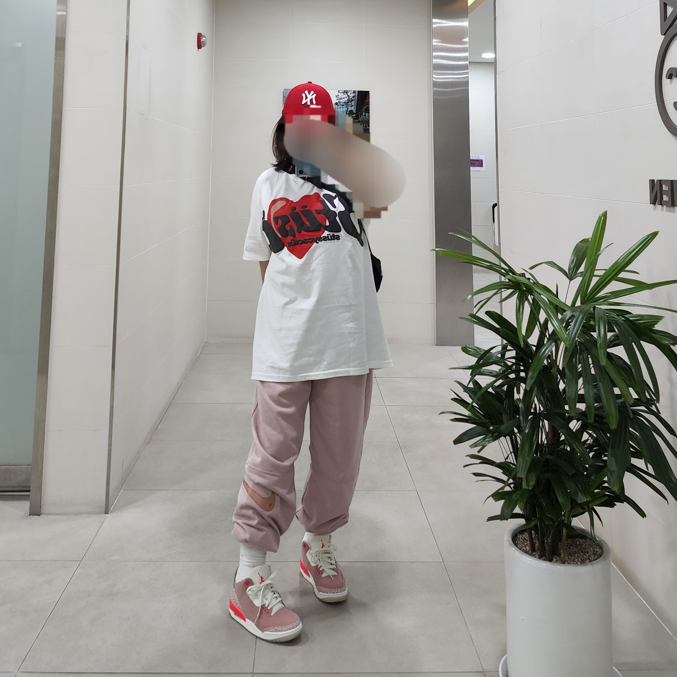 (W) Jordan 3 Retro Rust Pink, Stussy x Cactus Plant Flea Market Heart T-Shirt 착용 스타일 - 1