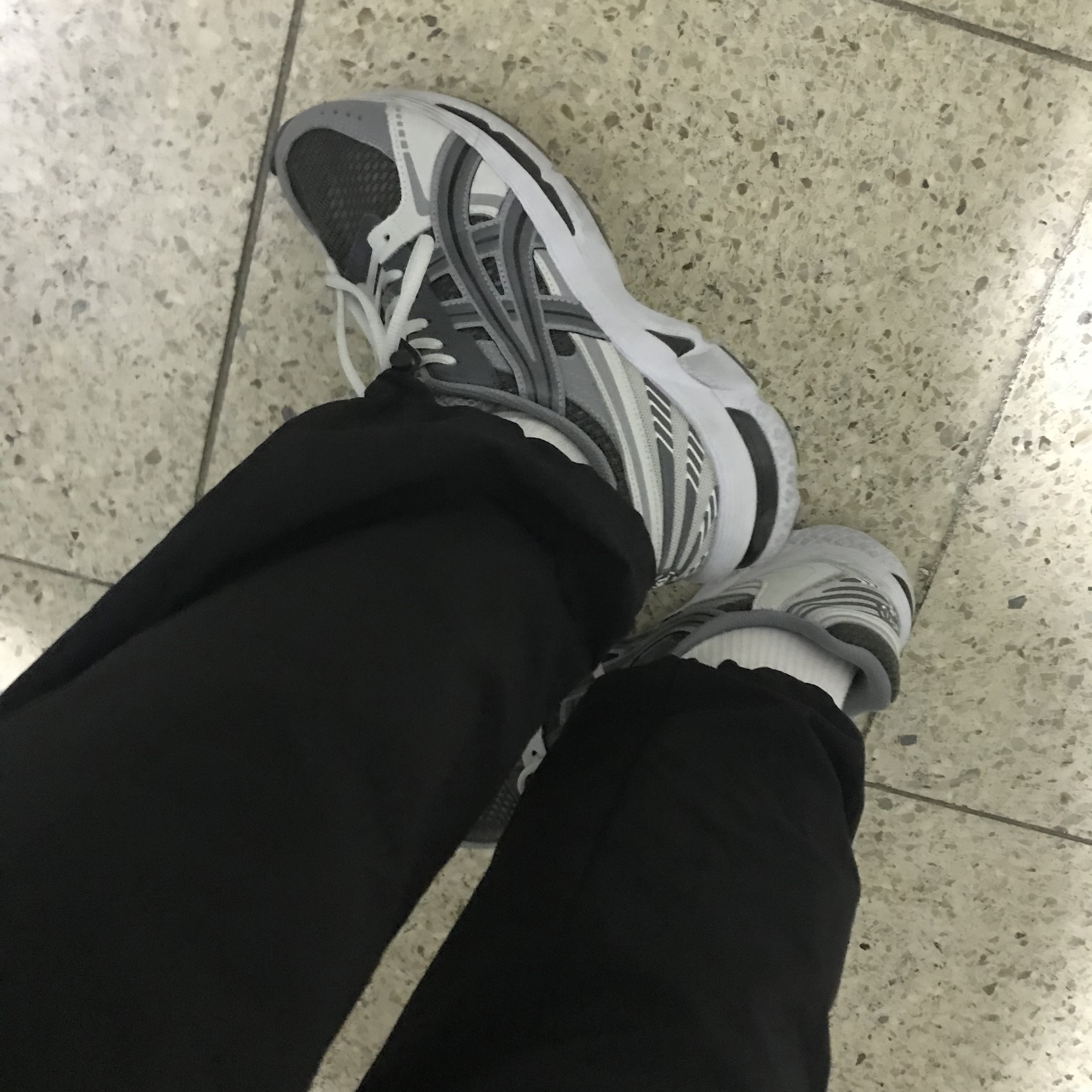 Asics Gel-Kyrios Carrier Grey 착용 스타일 - 2
