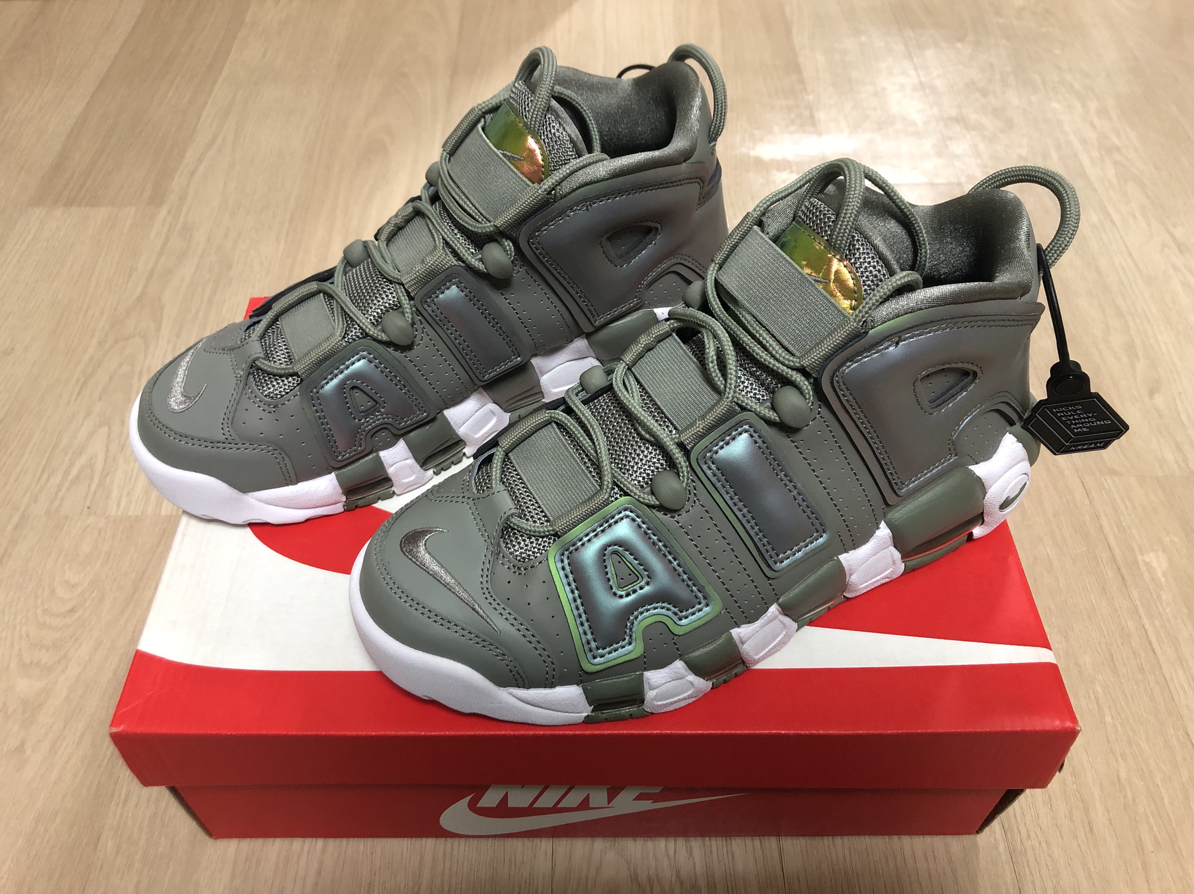 (W) Nike Air More Uptempo Iridescent Dark Stucco 착용 스타일 - 2