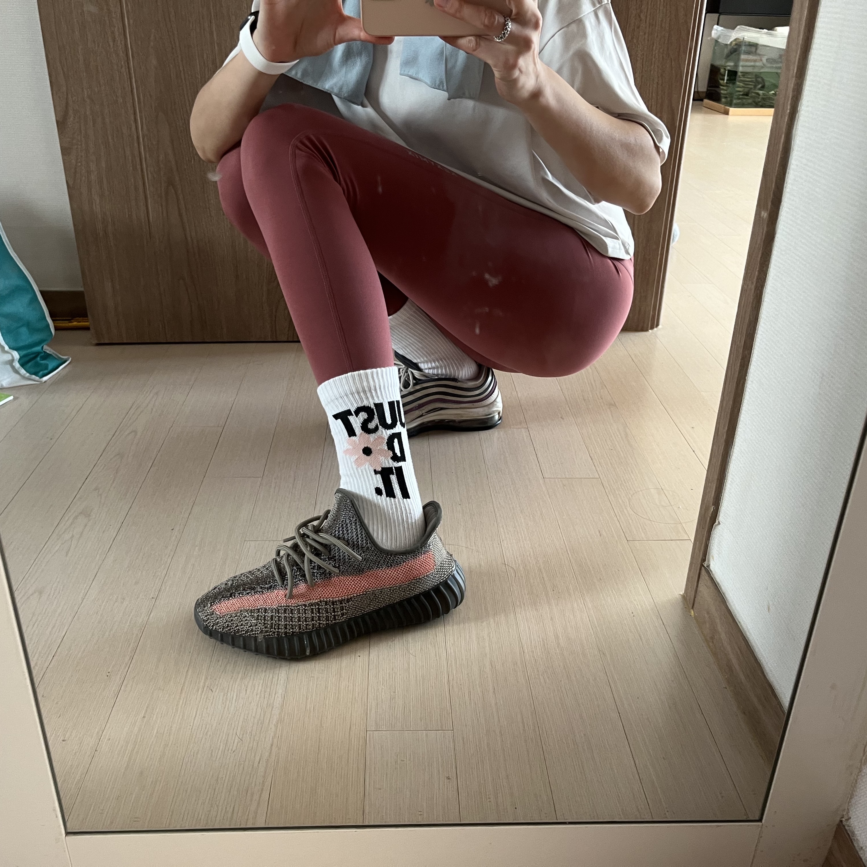 Adidas Yeezy Boost 350 V2 Ash Stone 착용 스타일 - 2