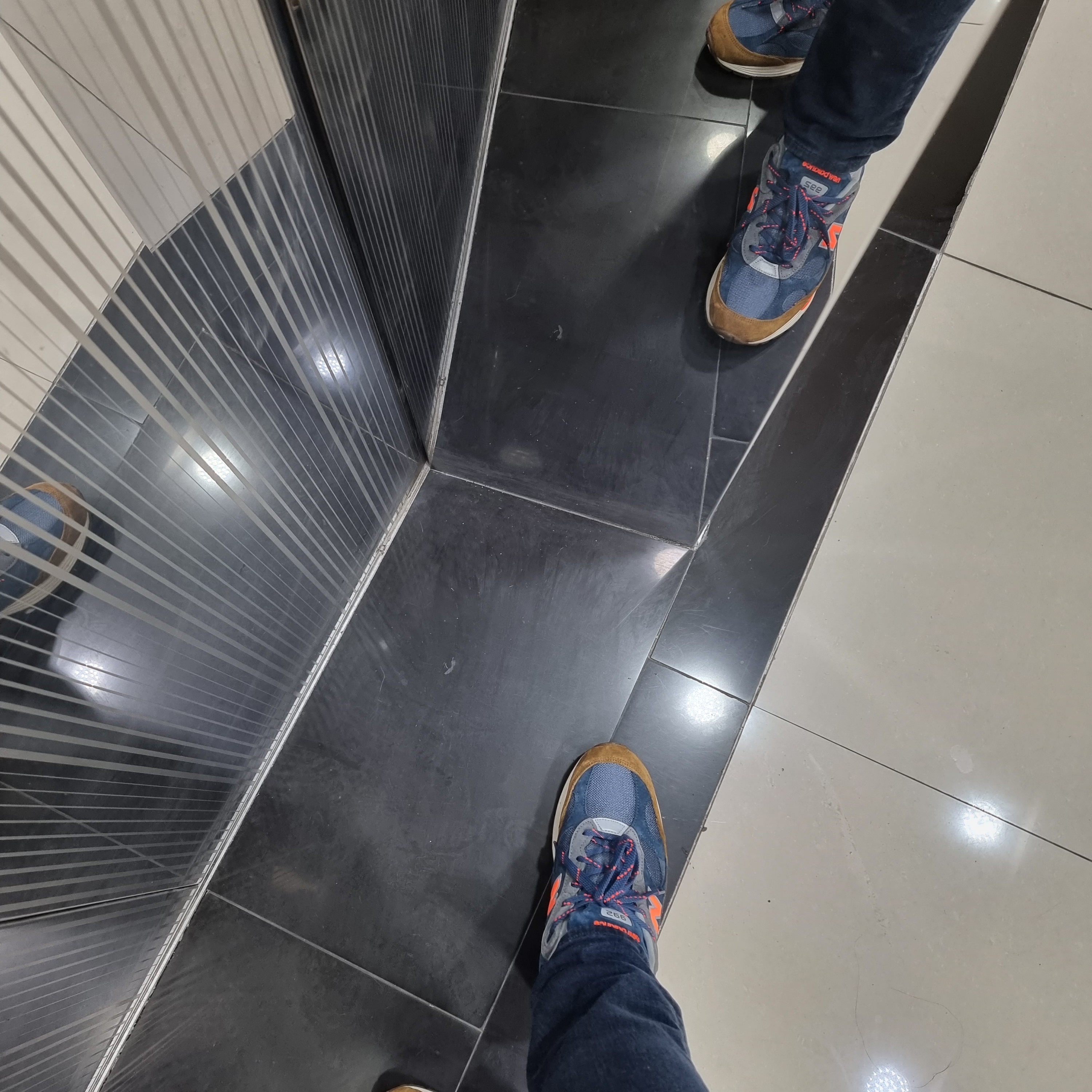 New Balance x J.Crew 992 Made in USA New York 착용 스타일 - 3
