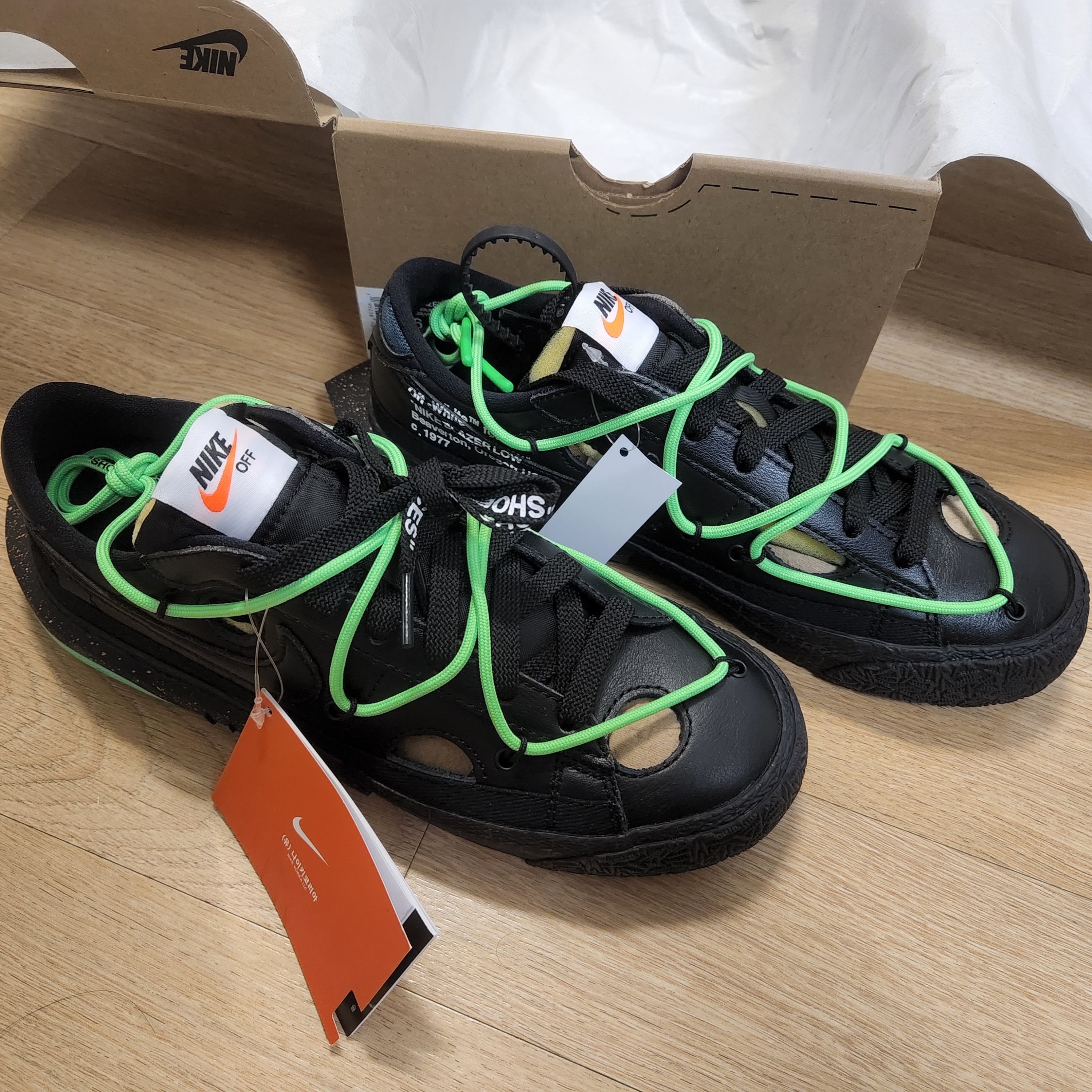 Nike x Off-White Blazer Low '77 Black and Electro Green 착용 스타일