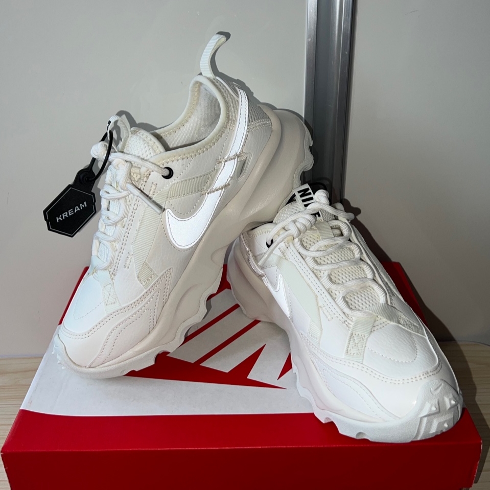(W) Nike TC 7900 Summit White 착용 스타일 - 2