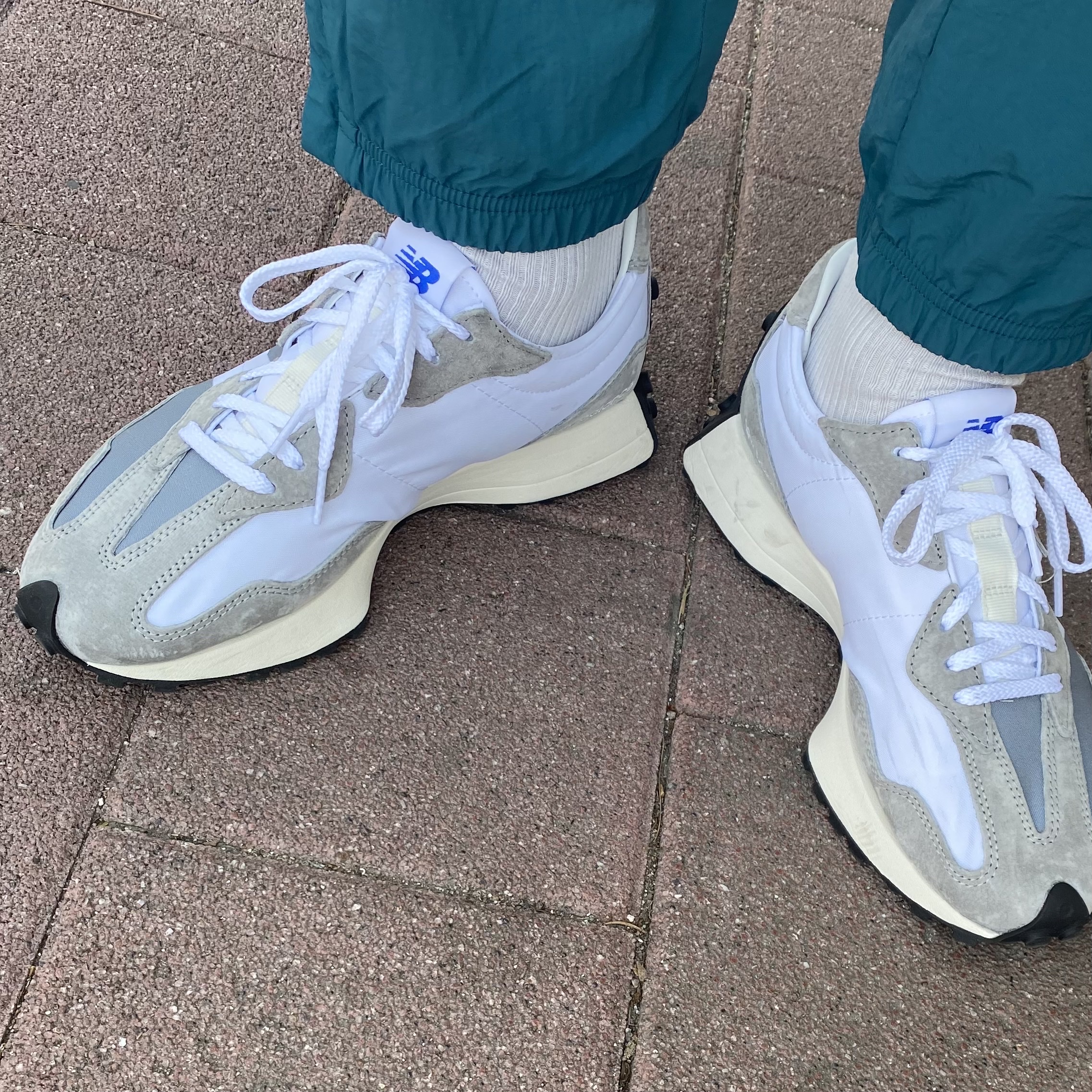 New Balance 327 Grey 착용 스타일
