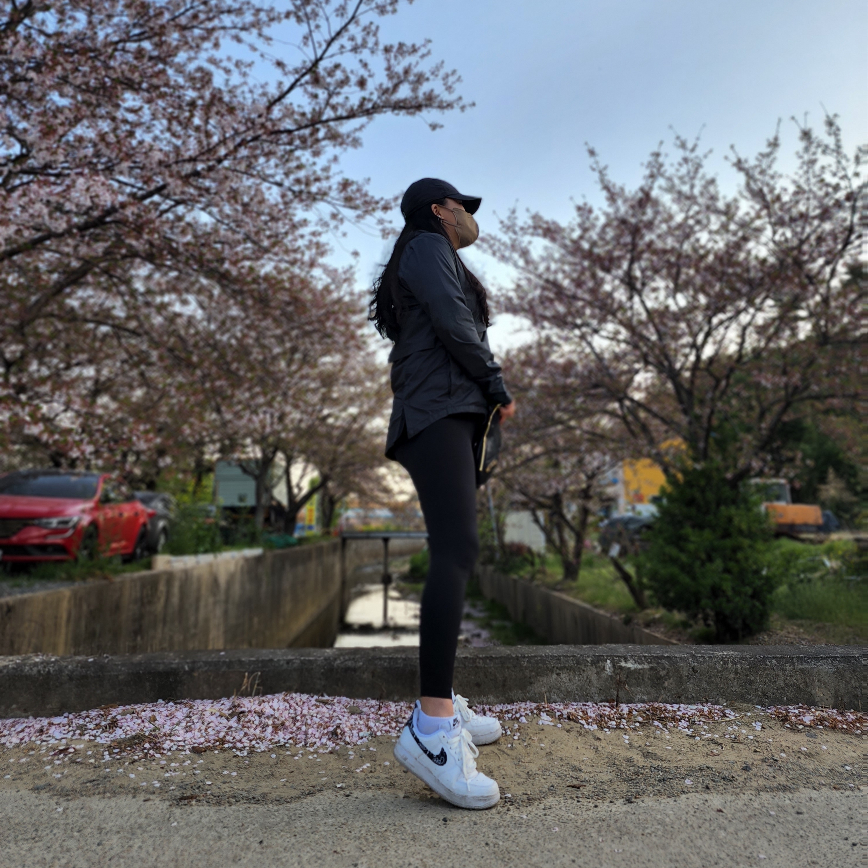 (W) Nike Air Force 1 '07 Essential Paisley Swoosh White Black 착용 스타일 - 2
