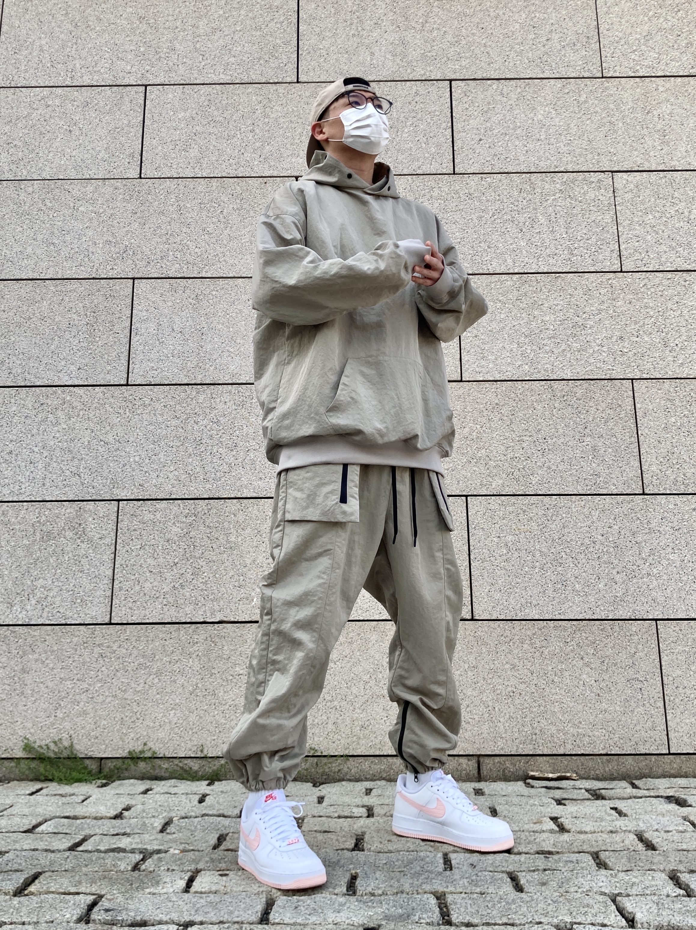 Nike Air Force 1 '07 Valentine's Day 2022, Essentials x New Era Retro Crown Strapback White 착용 스타일 - 2