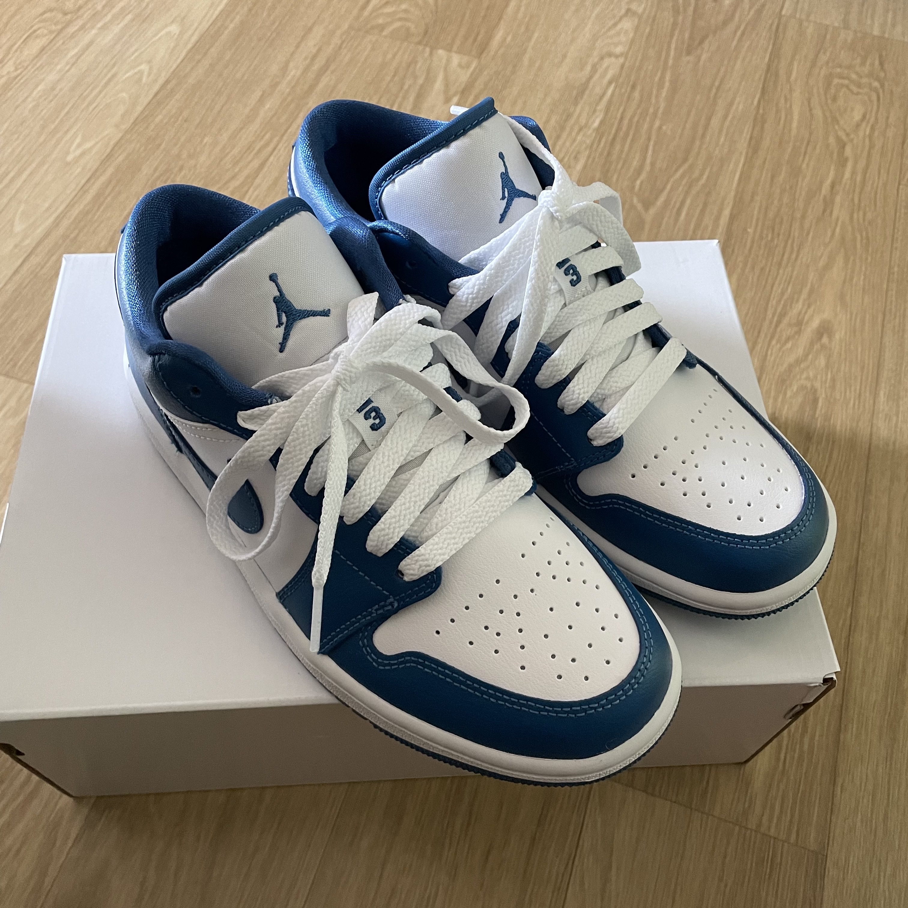 (W) Jordan 1 Low White Dark Marina Blue 착용 스타일 - 1