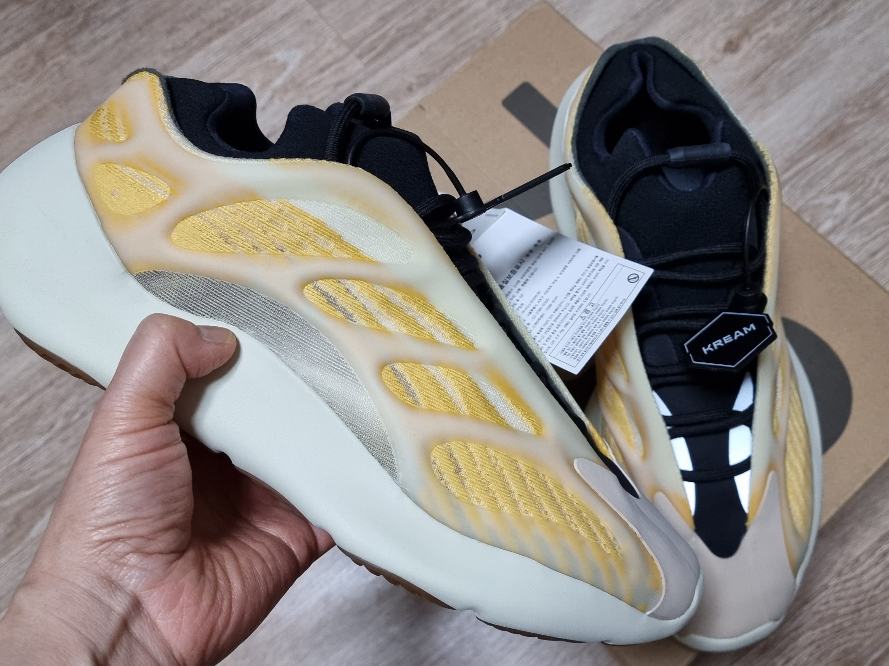 Adidas Yeezy 700 V3 Mono Safflower 착용 스타일 - 2