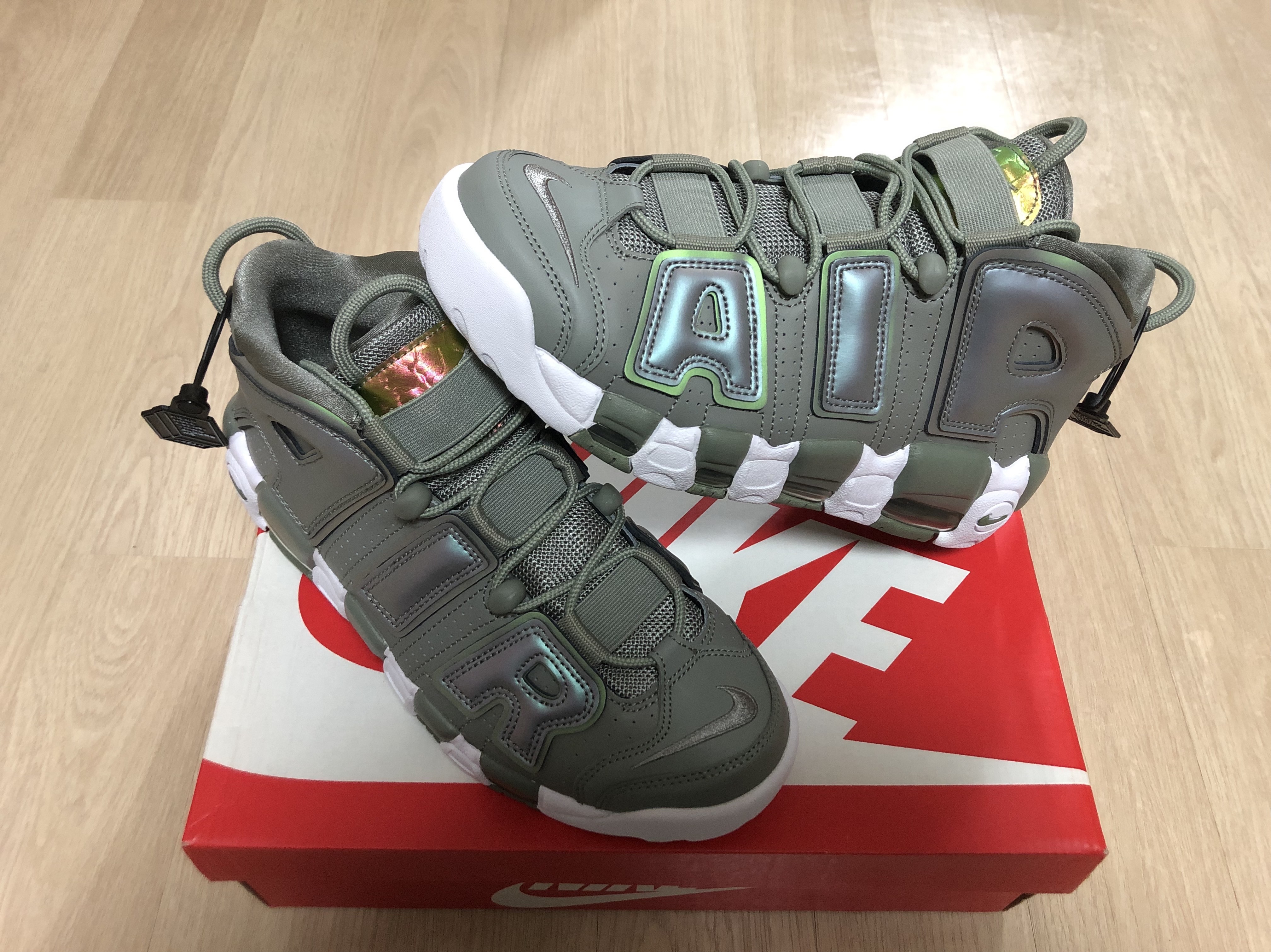 (W) Nike Air More Uptempo Iridescent Dark Stucco 착용 스타일 - 1