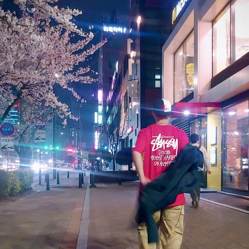 Stussy Stock DSM Los Angeles T-Shirt Red, Jordan 3 Retro Cardinal Red 착용 스타일 - 2