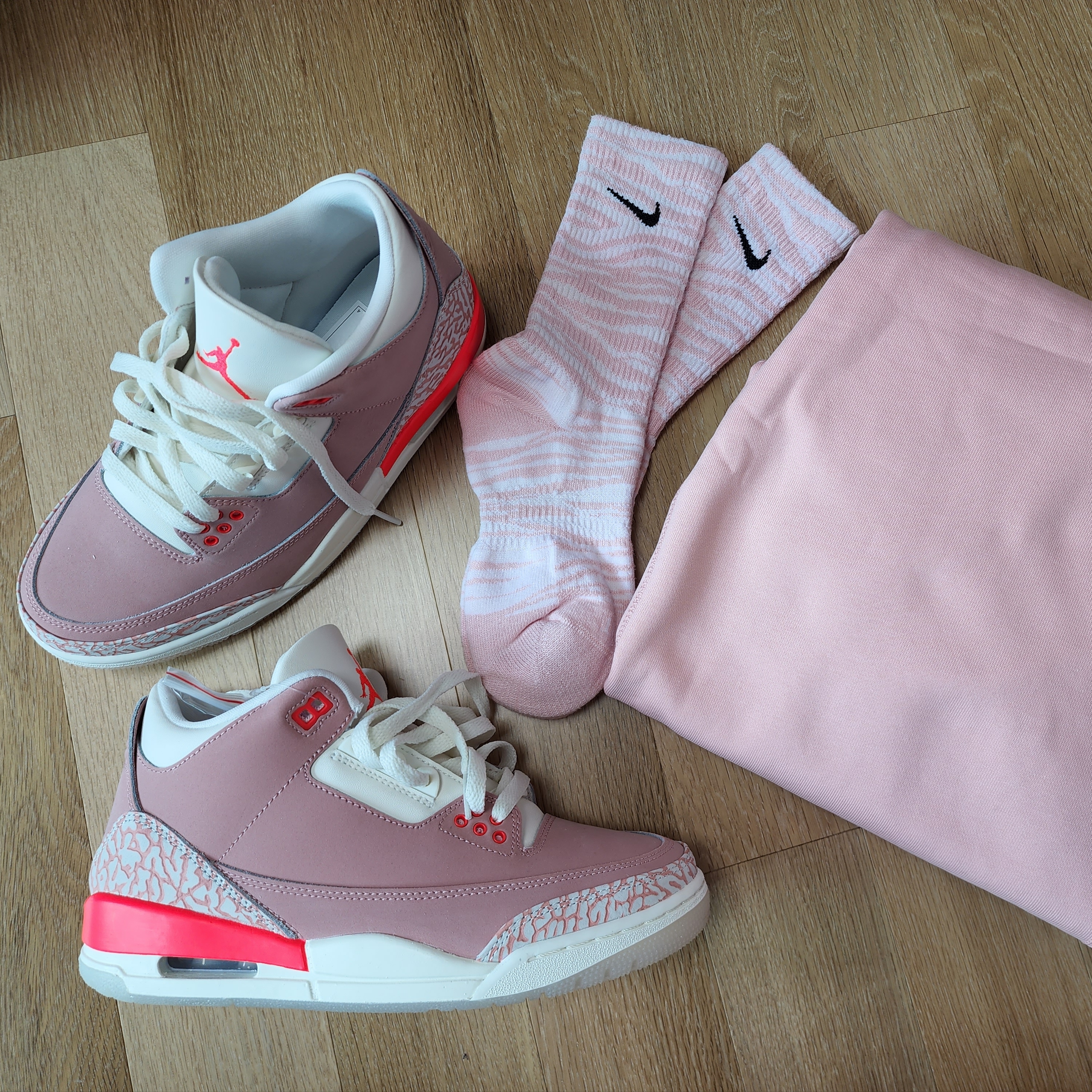 (W) Jordan 3 Retro Rust Pink, Stussy x Cactus Plant Flea Market Heart T-Shirt 착용 스타일 - 3