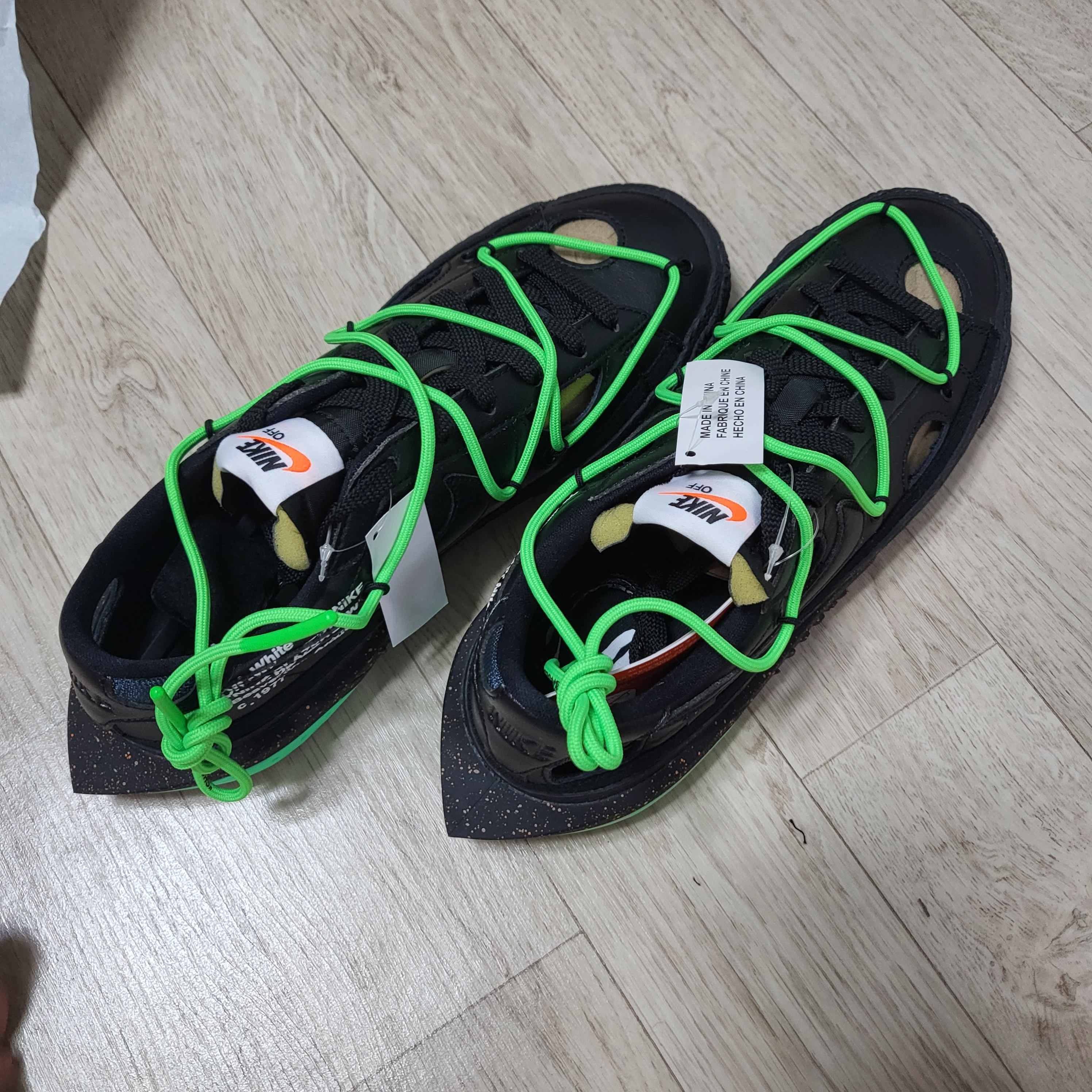 Nike x Off-White Blazer Low '77 Black and Electro Green 착용 스타일 - 1
