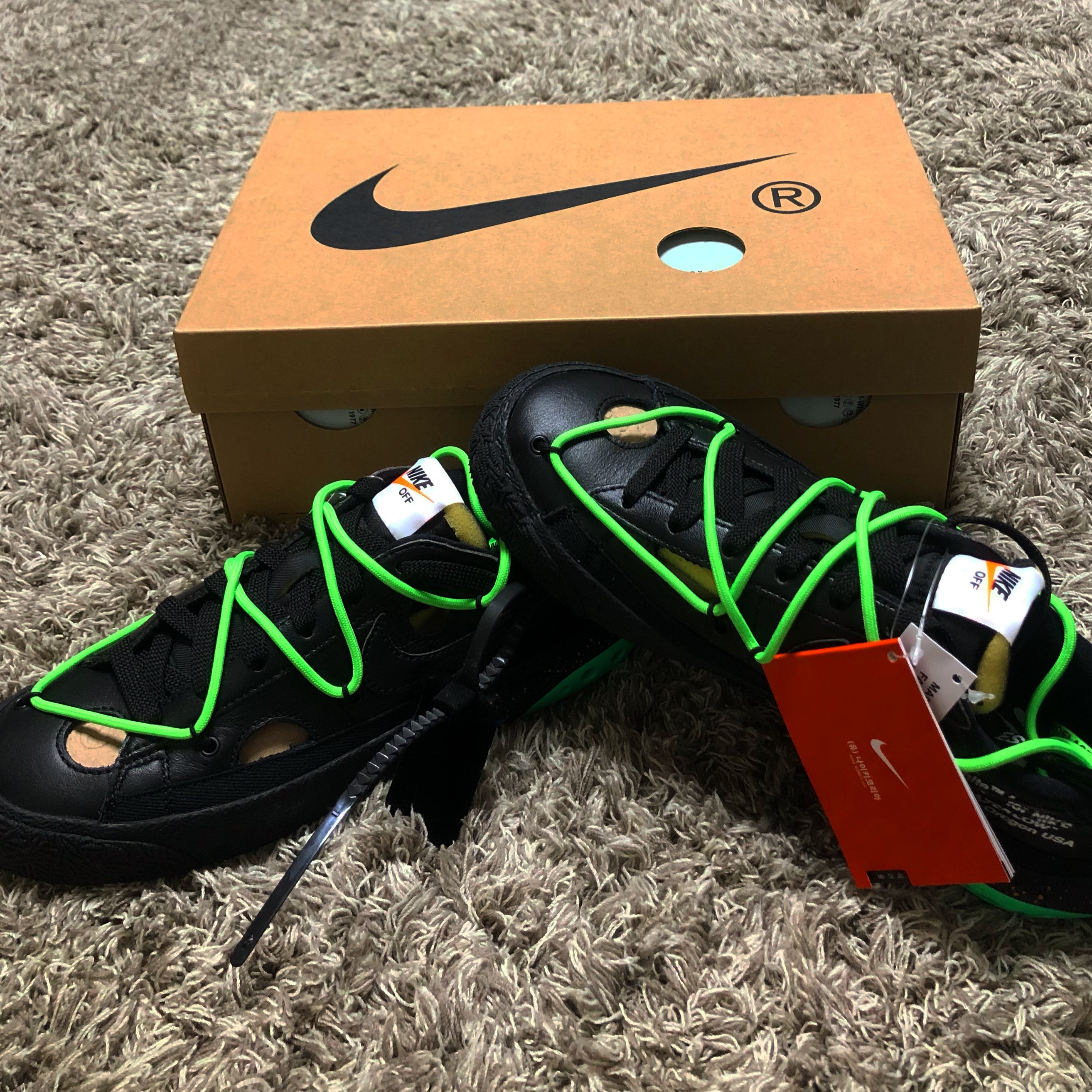 Nike x Off-White Blazer Low '77 Black and Electro Green 착용 스타일