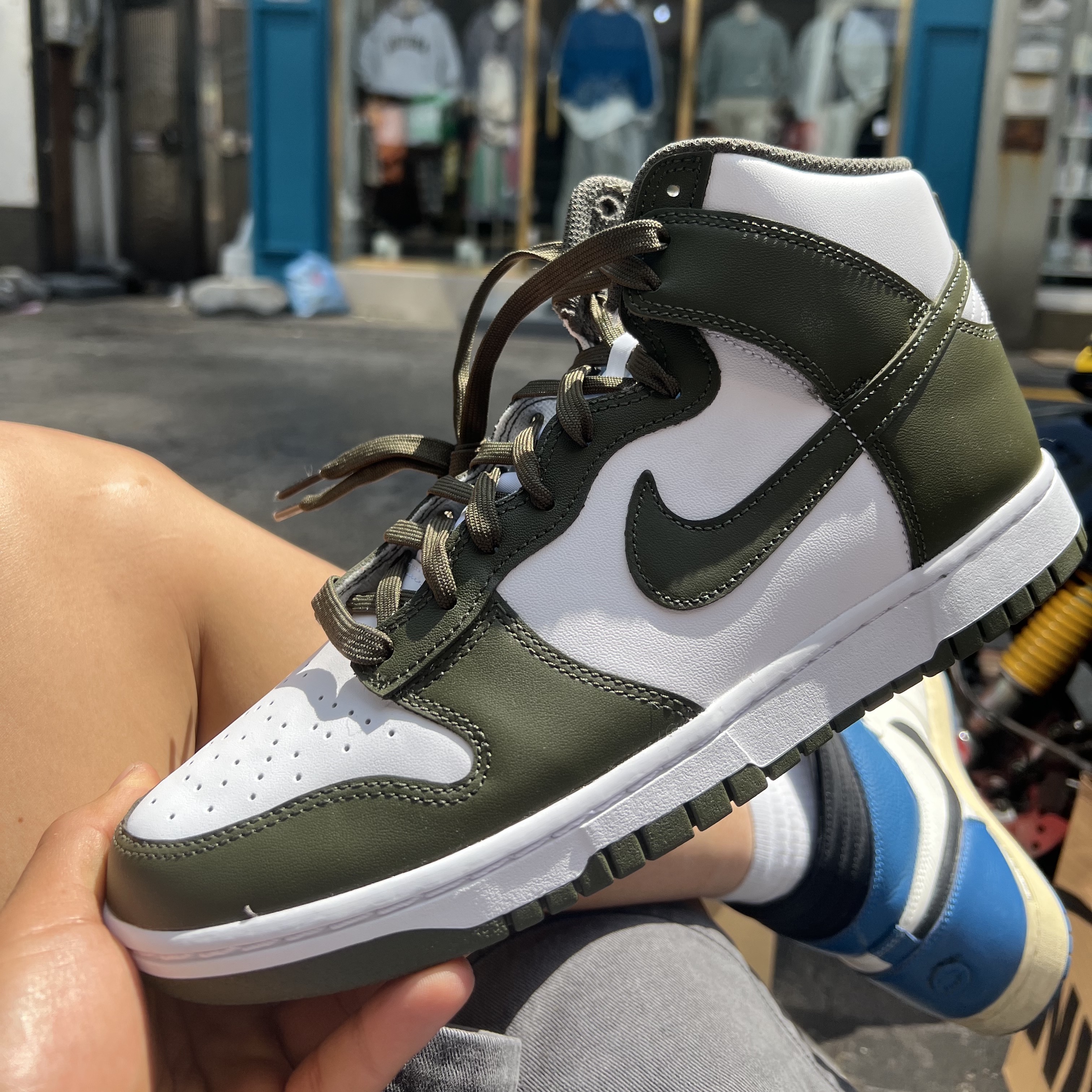 Nike Dunk High Retro Championship Khaki 착용 스타일